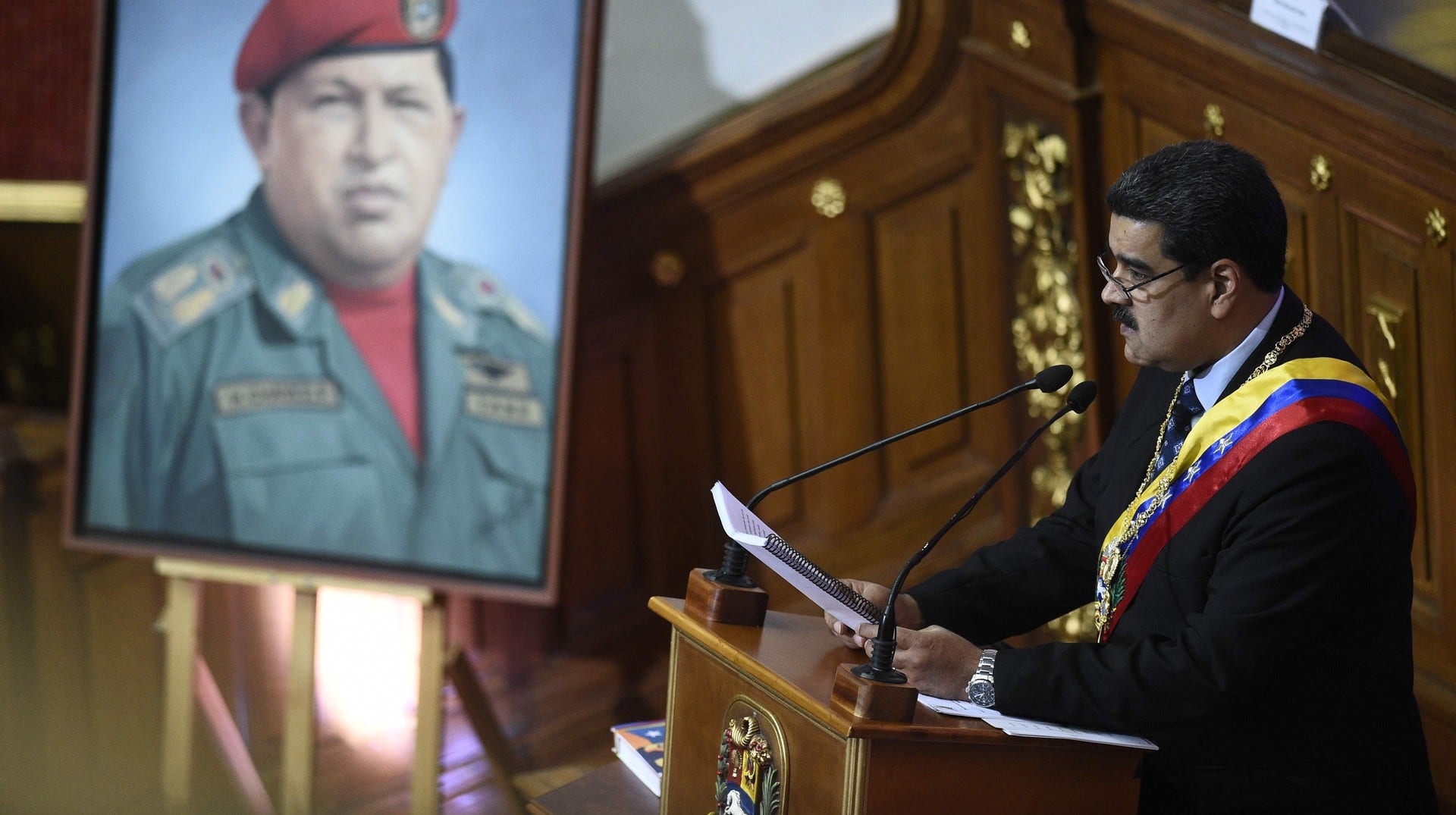 Hugo Chávez skugga vilar över Vänsterpartiet.