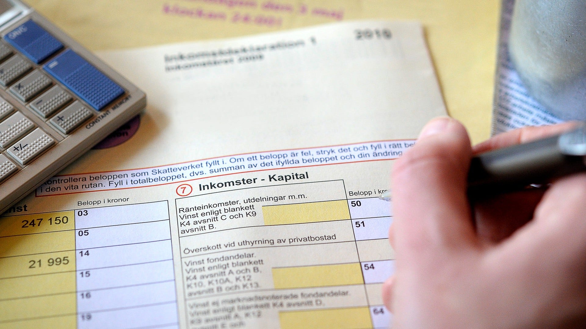 Om jobbskatteavdraget ersätts med ett enkelt jobbgrundavdrag där ingen betalar kommunalskatt på de första 10 000 kronorna skulle det innebära en skattesänkning om cirka 40 miljarder kronor för framför allt låginkomsttagare, skriver artikelförfattarna.
