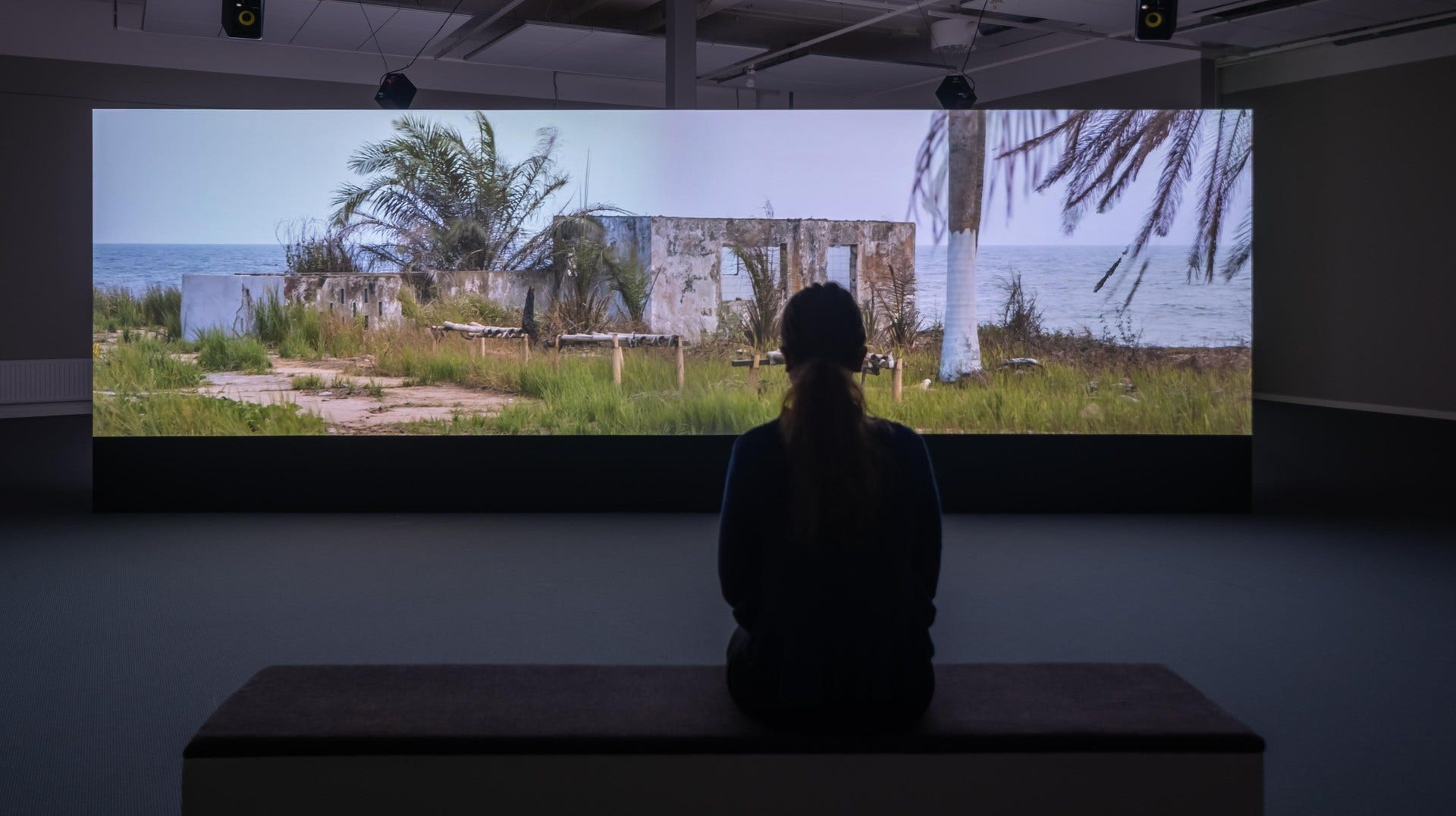 Stillbild ur Mats Hjelms videoverk ”The Other Shore” på Norrtälje konsthall