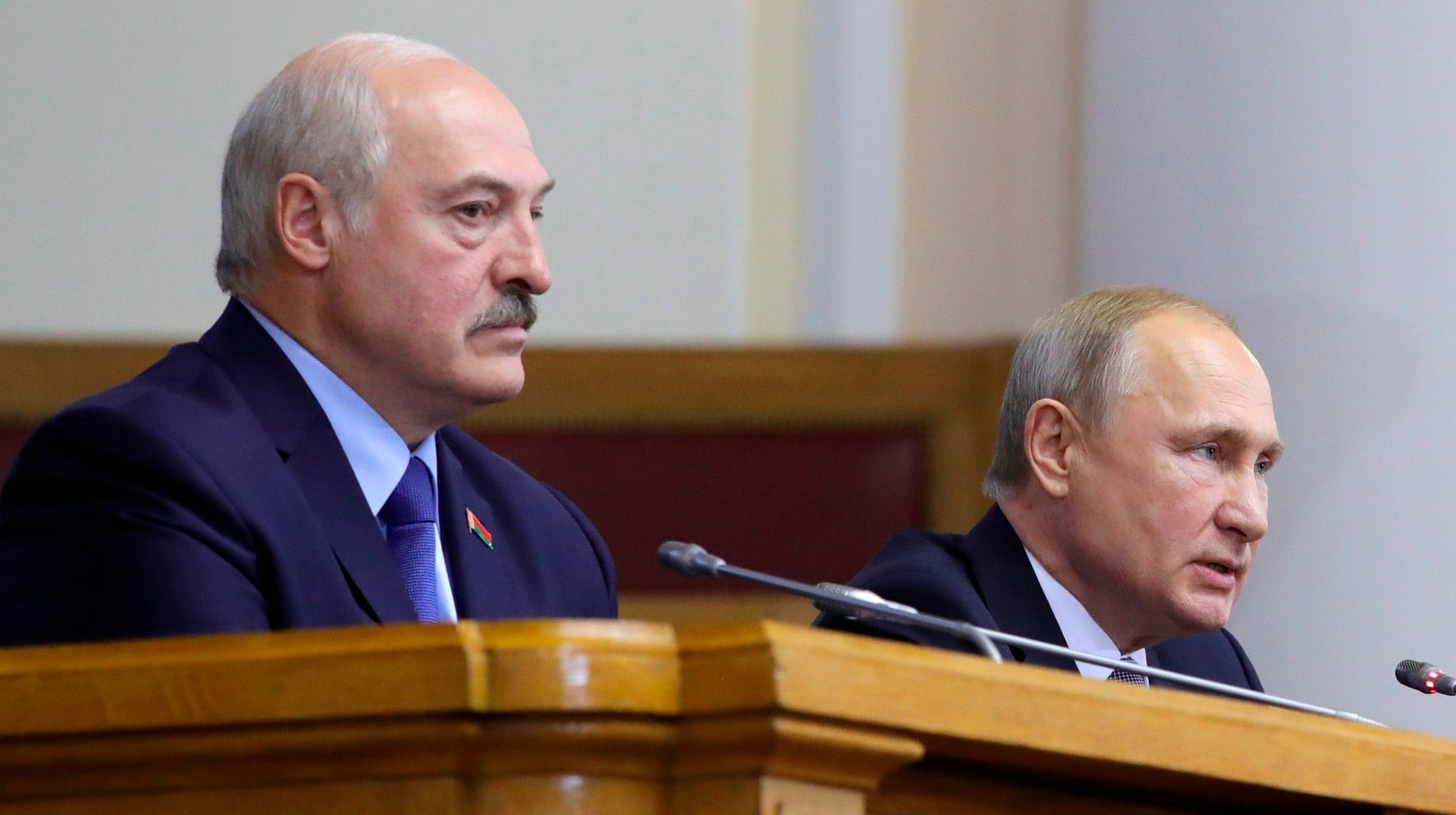 Aleksandr Lukasjenko tillsammans med Vladimir Putin i St. Petersburg