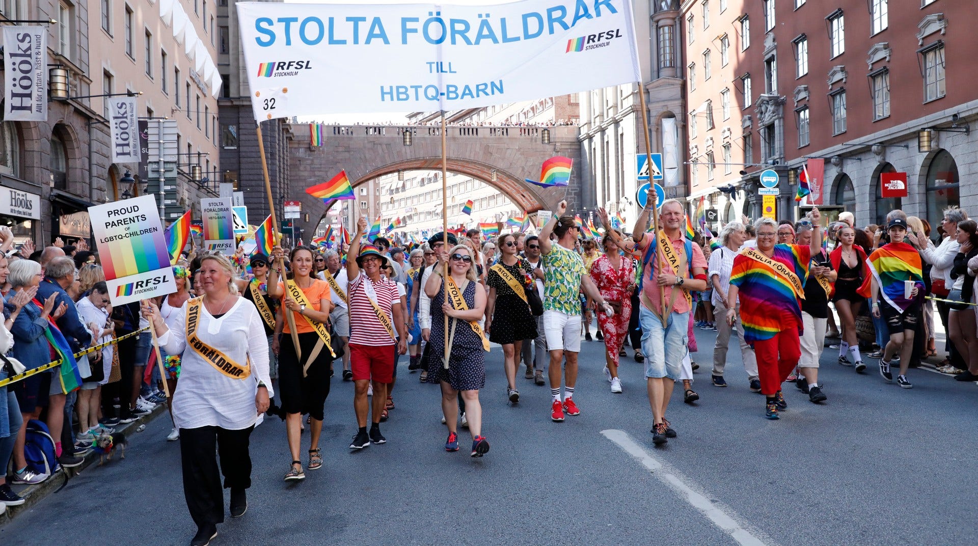 ”Stolta föräldrar till hbtq-barn” i prideparaden på Kungsgatan i Stockholm den 3 augusti.