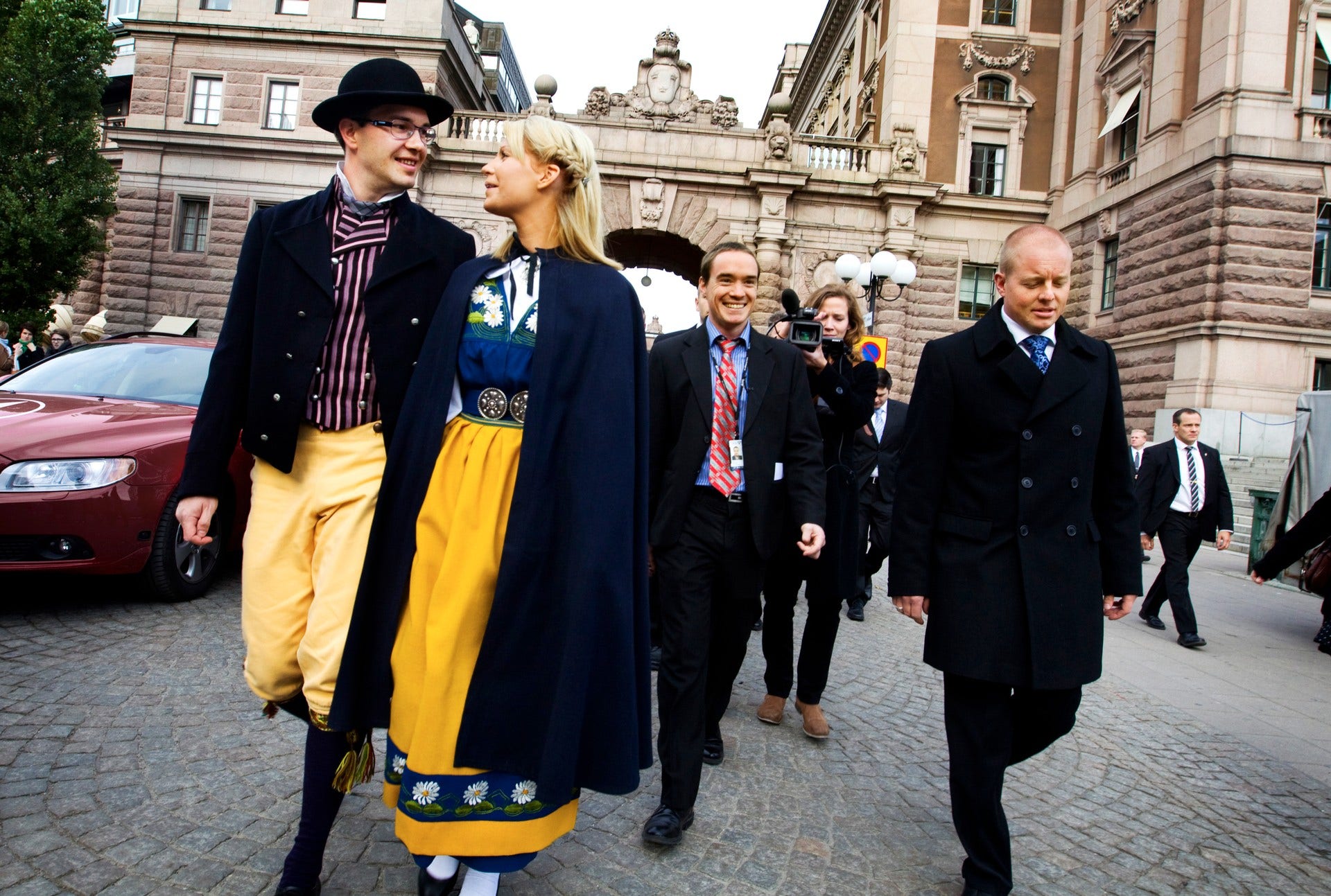 Jimmie Åkesson och flickvännen Louise Erixson anländer till riksdagen iklädda folkdräkt inför riksmötets öppnande, 5 oktober 2010.