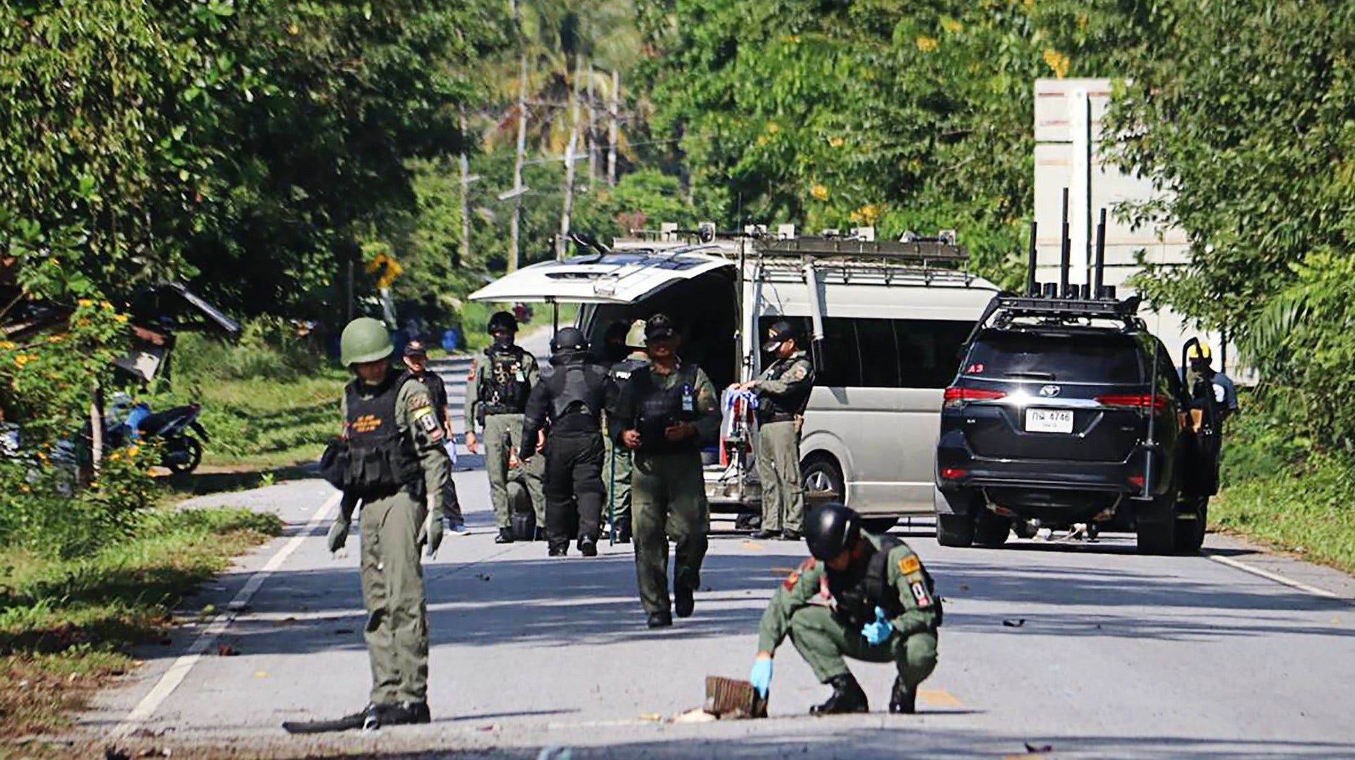 Bombgrupp undersöker platsen i provinsen Yala där den blodiga attacken skedde.