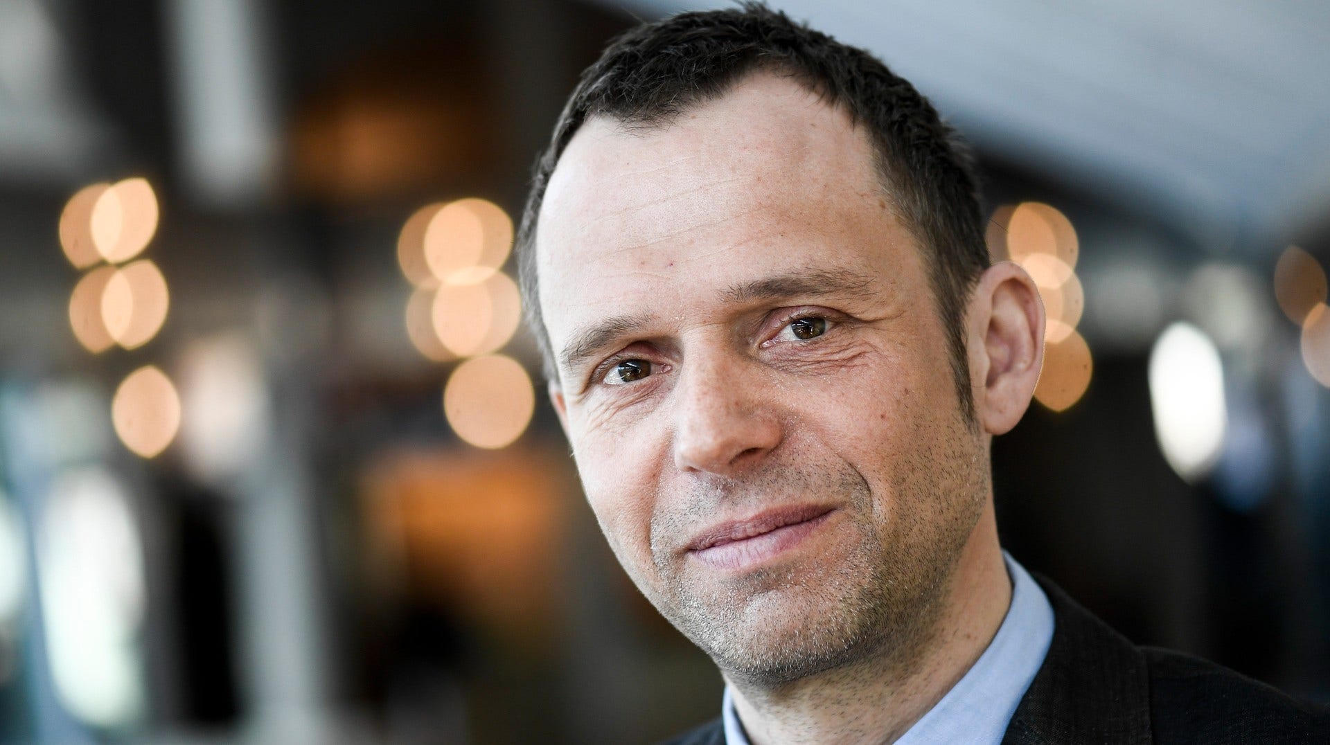 Jens Holm (V) är ordförande i Riksdagens trafikutskott. Nu kräver han svar från infrastrukturministern.
