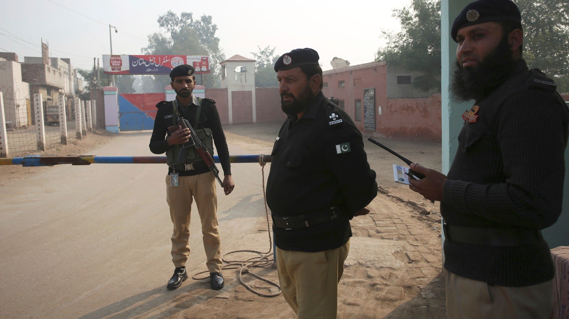 Polis vaktar fängelset i Multan där den nu dödsdömde Junaid Hafeez hållits i sex år. Han har suttit mestadels isolerad för att inte riskera att lynchas.