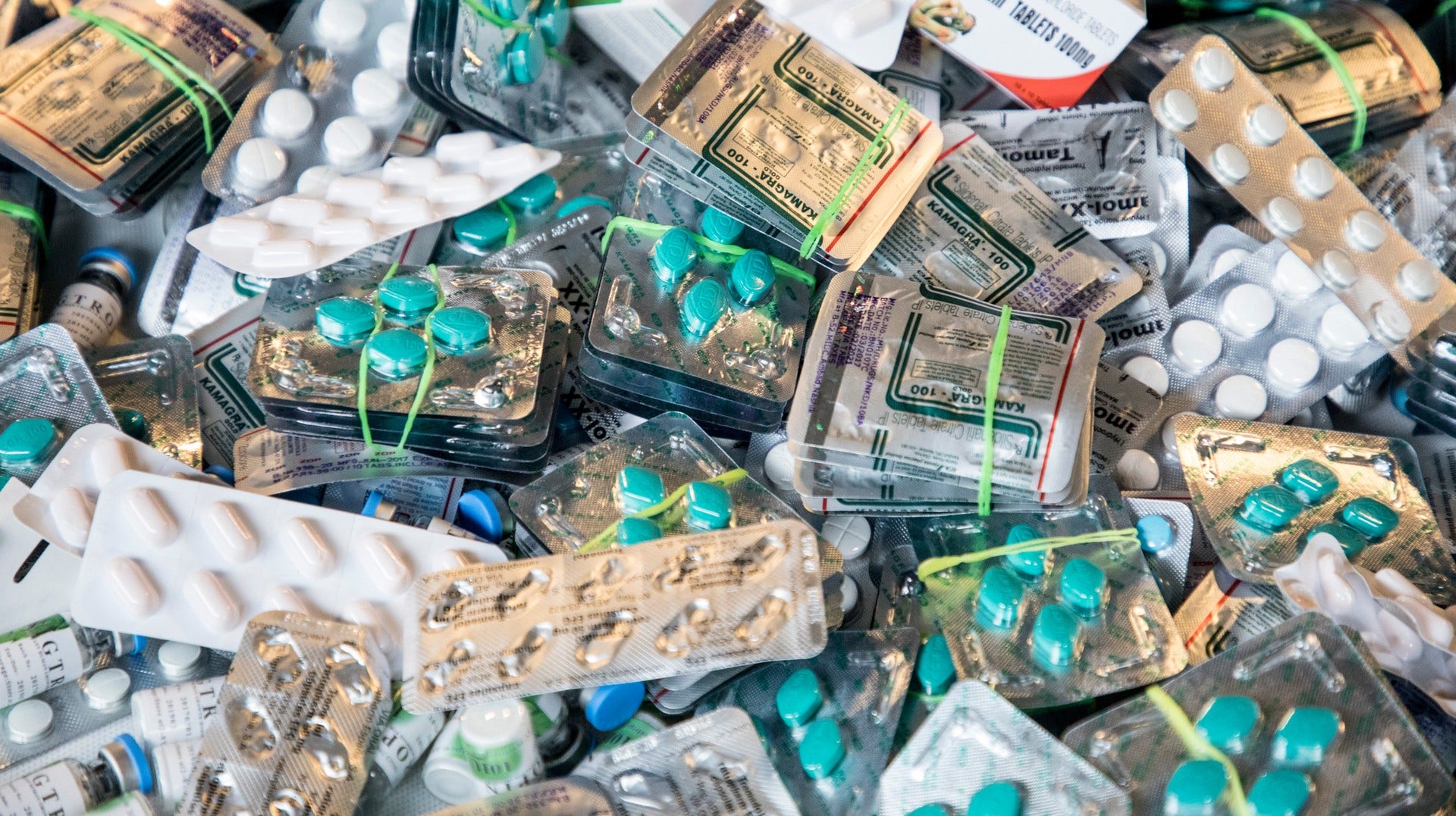Det finns tecken på att människor köper mediciner från osäkra platser. Det rör sig främst om bantningsmedel, antidepressiva medel, potensstimulerande medel och antibiotika, skriver Susanne Lundin. Bilden visar ett tullbeslag från 2018.