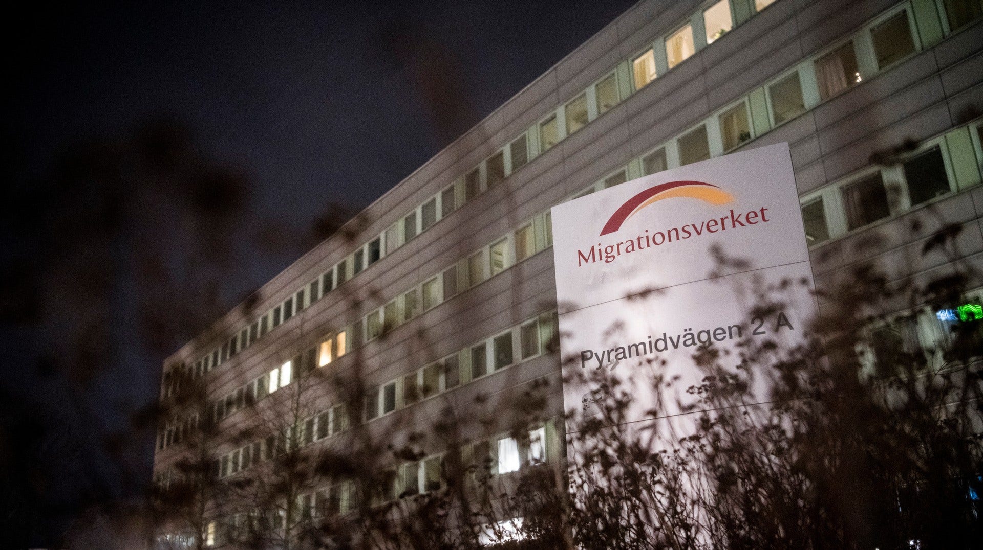 Flyktingvågen under hösten 2015 visade på betydande systembrister i Sveriges mottagande. Bland annat har en otillräcklig samhällsintroduktion lämnat asyl­sökande i en passiv tillvaro, skriver artikelförfattarna.
