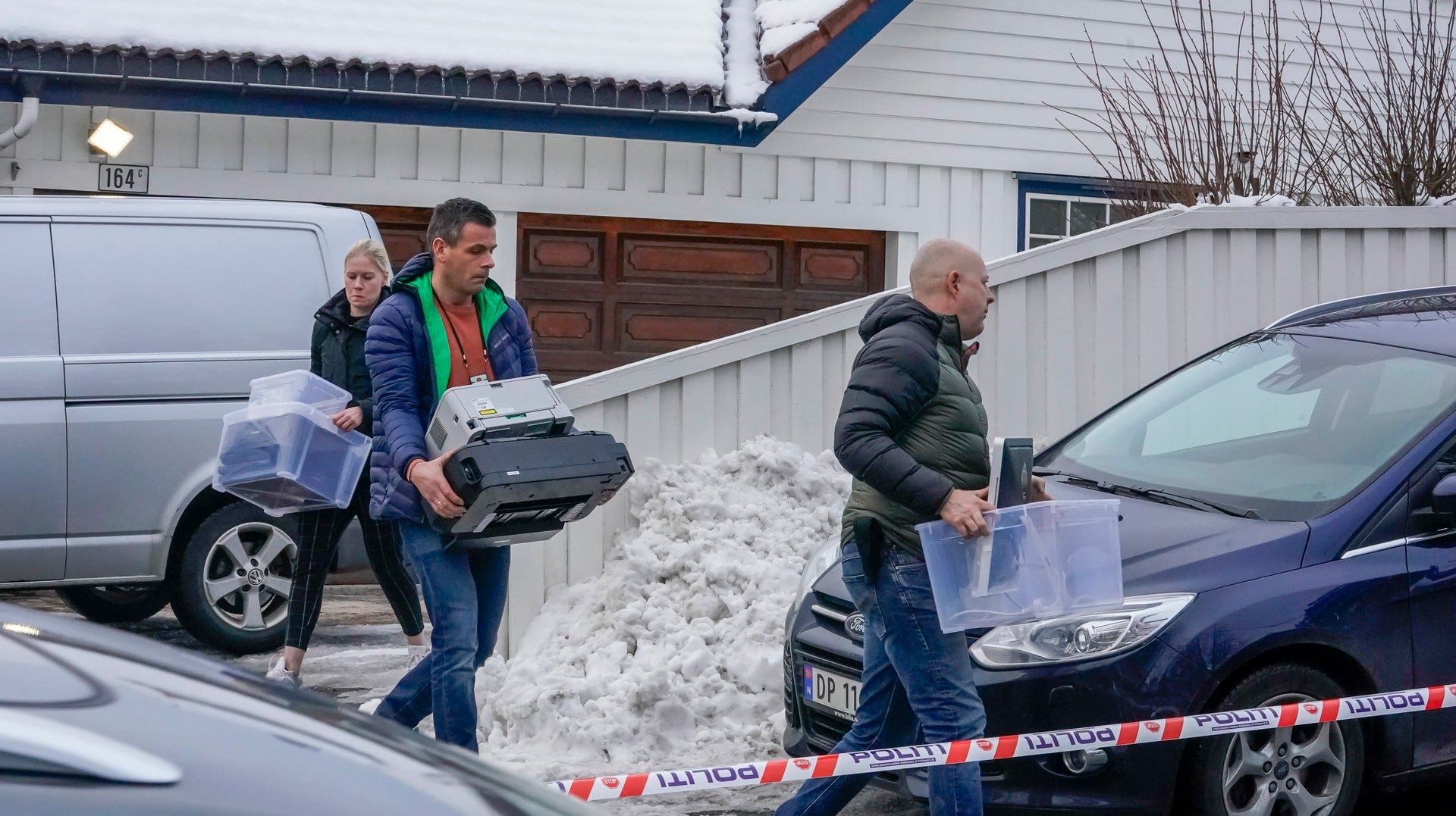Polisen bär ut beslag från Norges justitieminister Tor Mikkel Waras bostad.