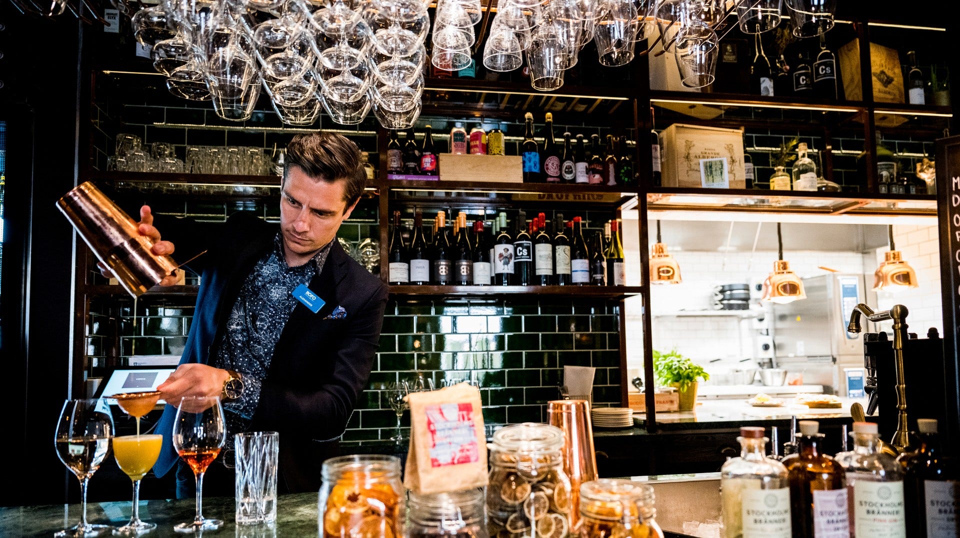 Alexander Alkesten arbetar i vinbaren på Nofo hotel.