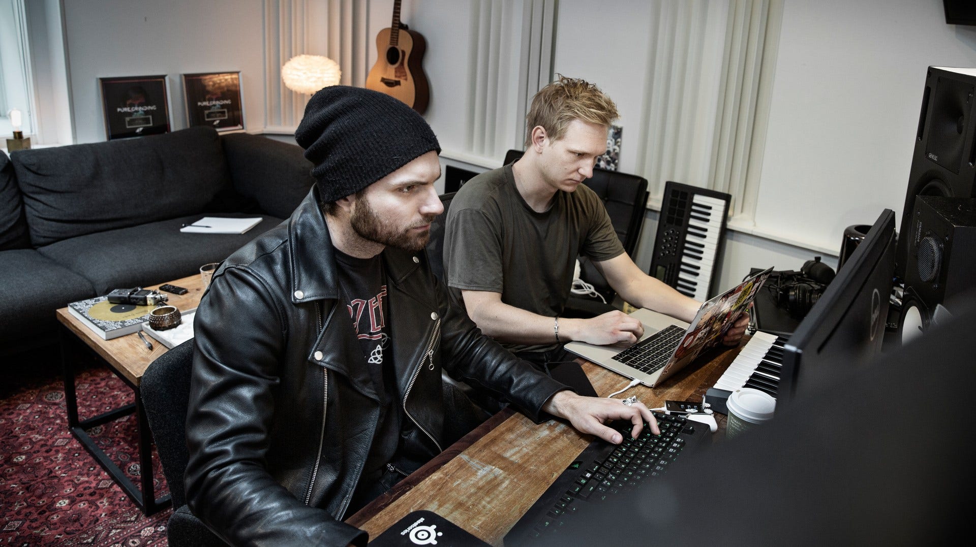 Kristoffer Fogelmark och Albin Nedler stannade kvar i glasvillan i Los Angeles medan Tim Bergling åkte till Oman.