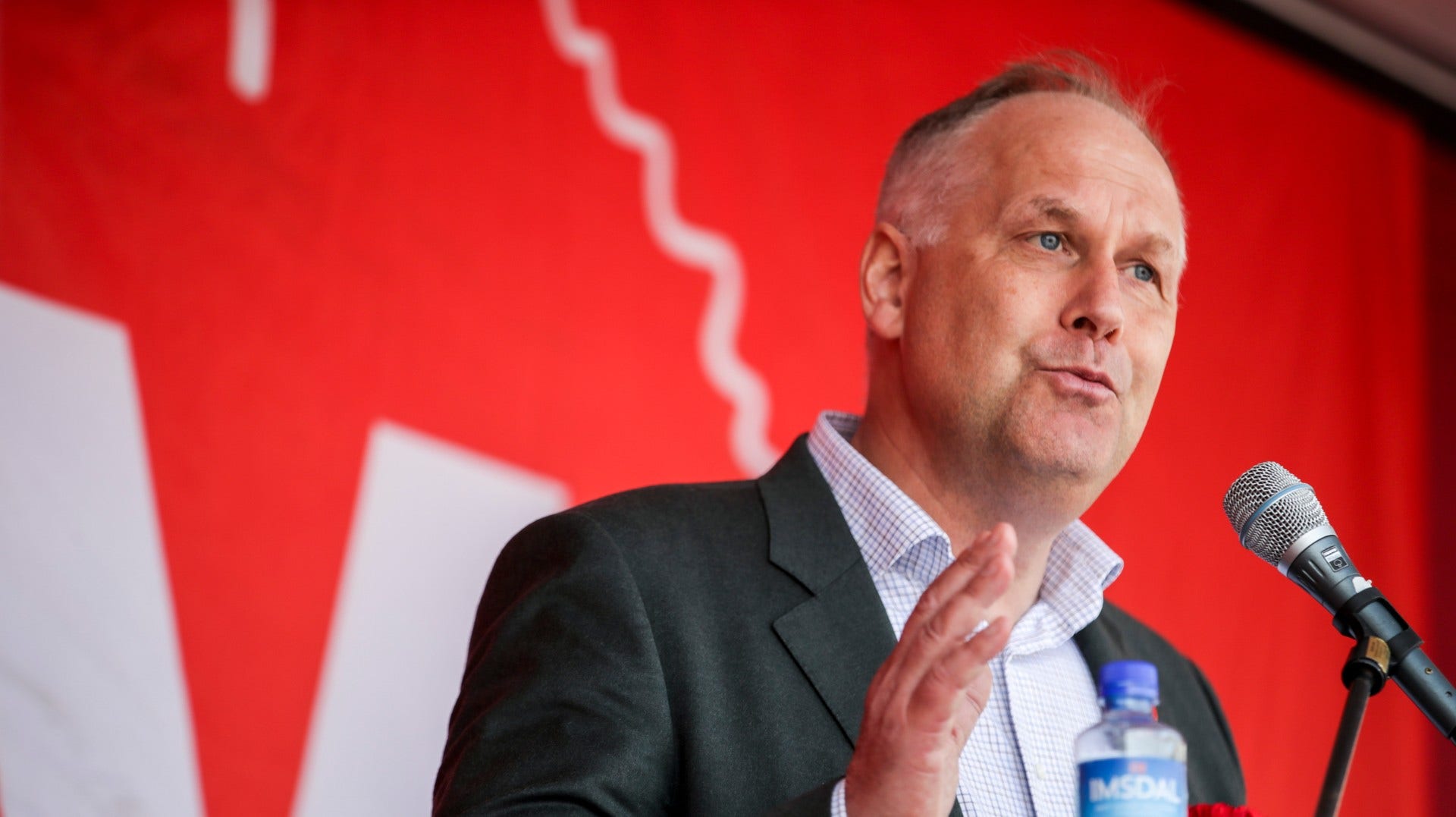 Vänsterpartiets partiledare Jonas Sjöstedt talar på Gustav Adolfs torg i Göteborg på första maj.