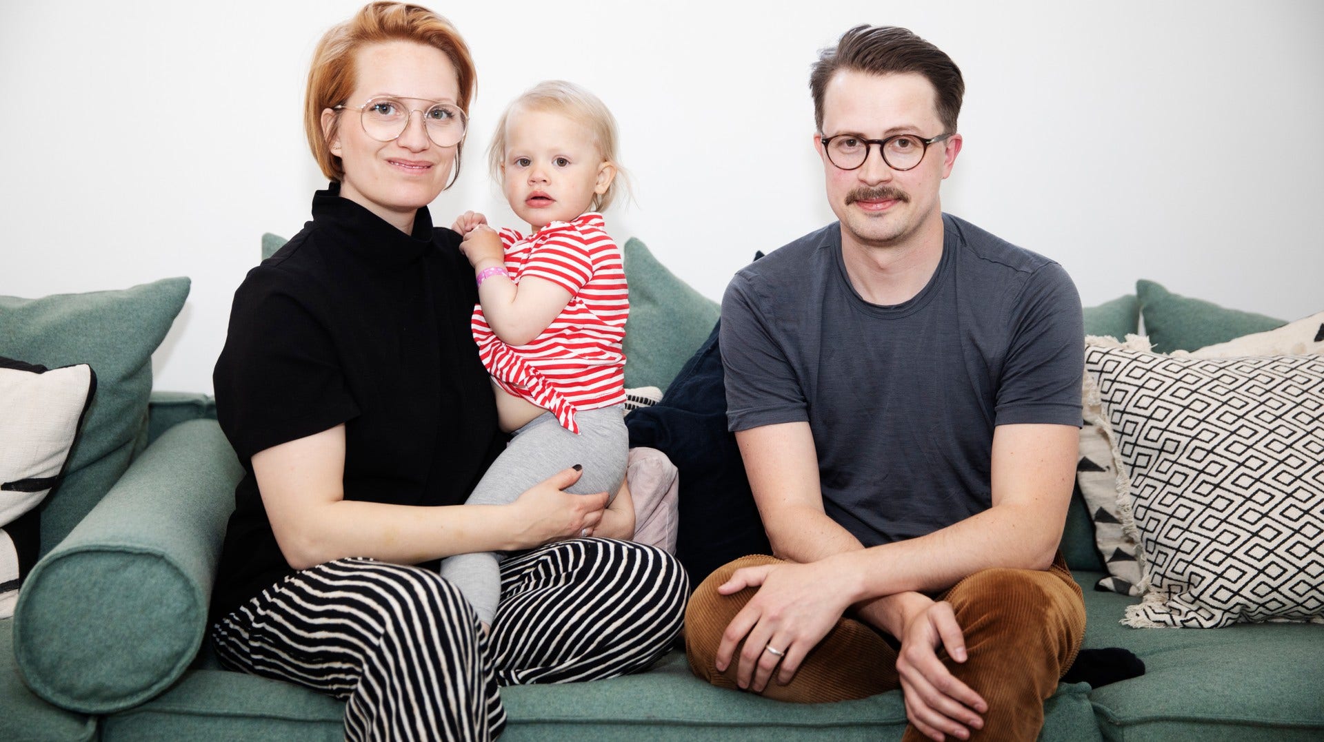 Mikaela Järgården och Alexander Wigren tillsammans med dottern Greta.