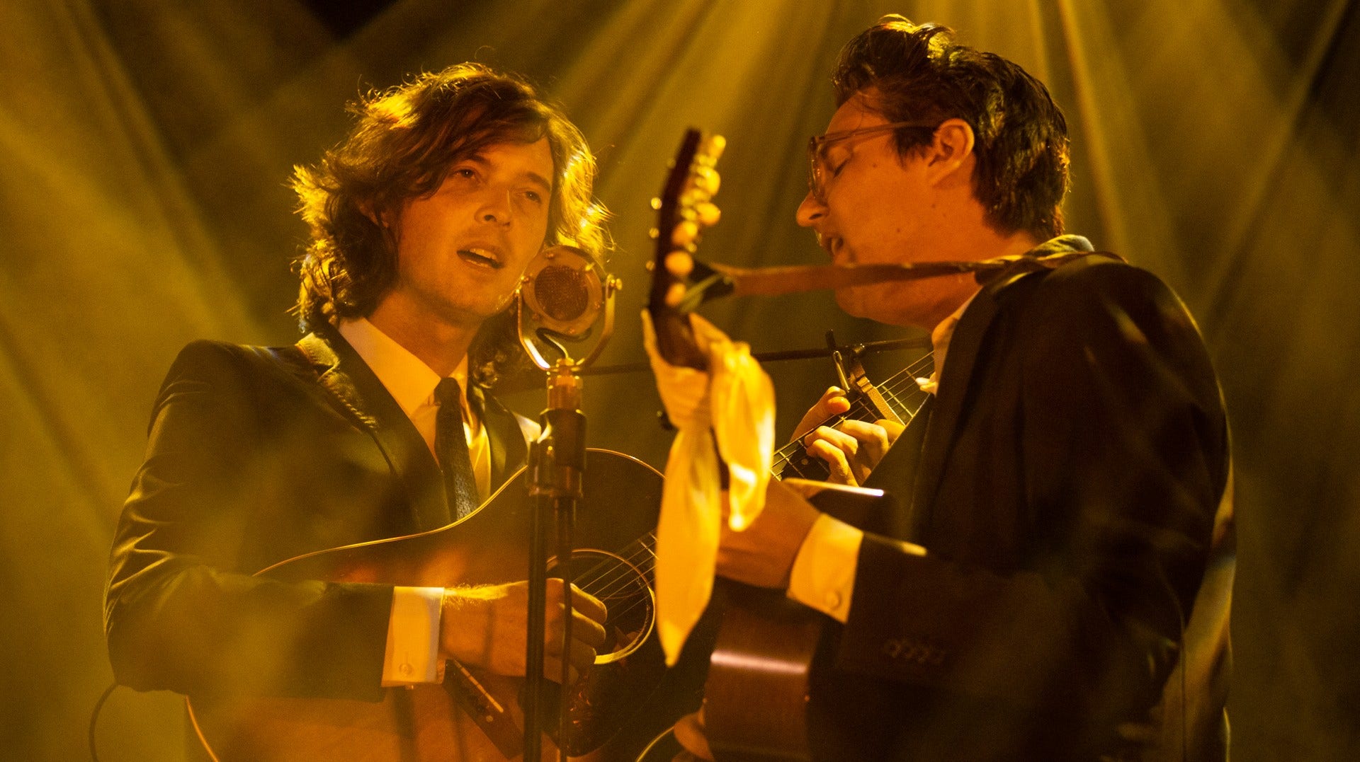 Joey Ryan och Kenneth Pattengale i The Milk Carton Kids är som tagna ur en film.