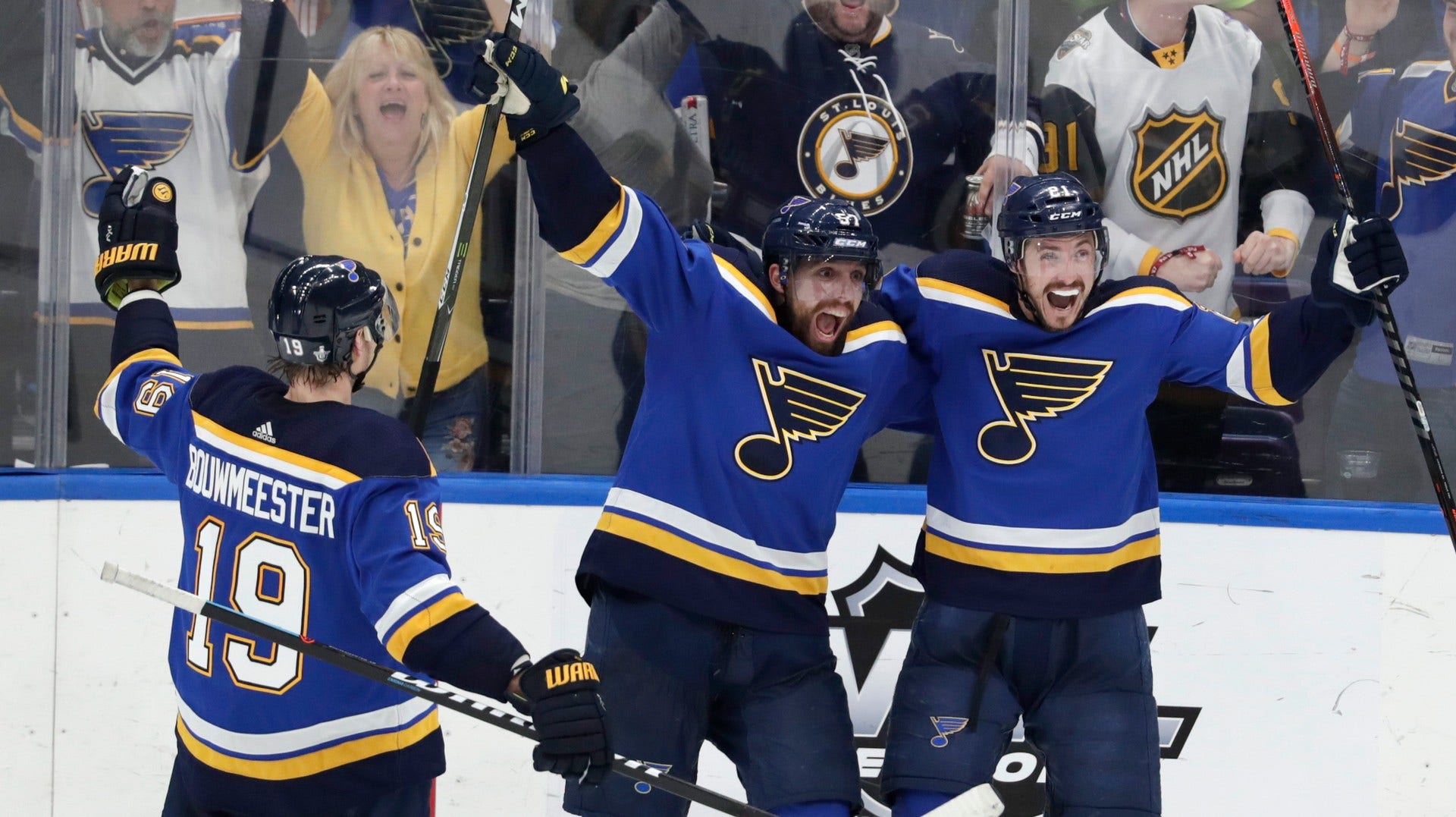 St Louis-spelare firar ett av målen i tisdagens avgörande match.