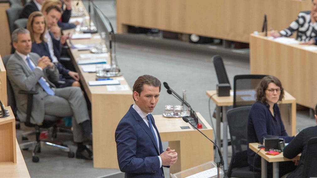 Sebastian Kurz höll ett anförande i det österrikiska parlamentet strax innan misstroendeomröstningen på måndagen.
