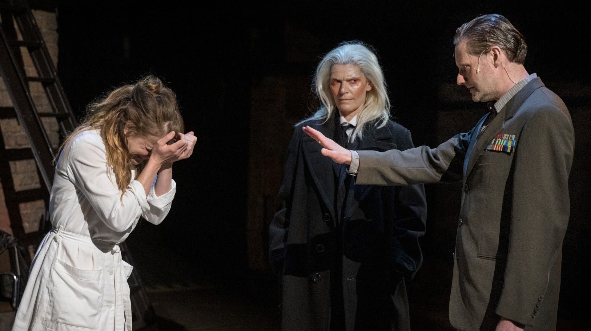 Professor Woland (i mitten) gestaltad av Alexandra Zetterberg iakttar Jesjua H-Notsri och Pontius Pilatus (Cecilia Wernesten och Anders Berg) under en repetition.