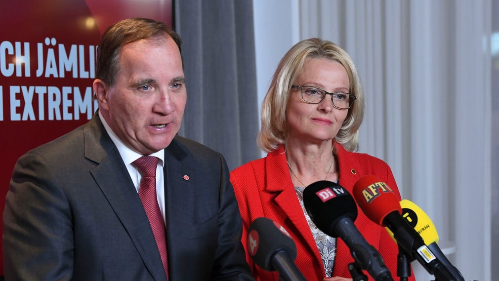Statsminister Stefan Löfven och Heléne Fritzon på Socialdemokraternas valvaka.
