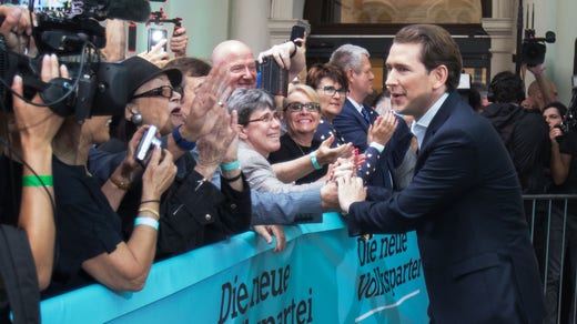 Sebastian Kurz hälsade på sina anhängare under gårdagen då han gjorde ett uttalande efter EU-valet i Österrike, 26 maj 2019.