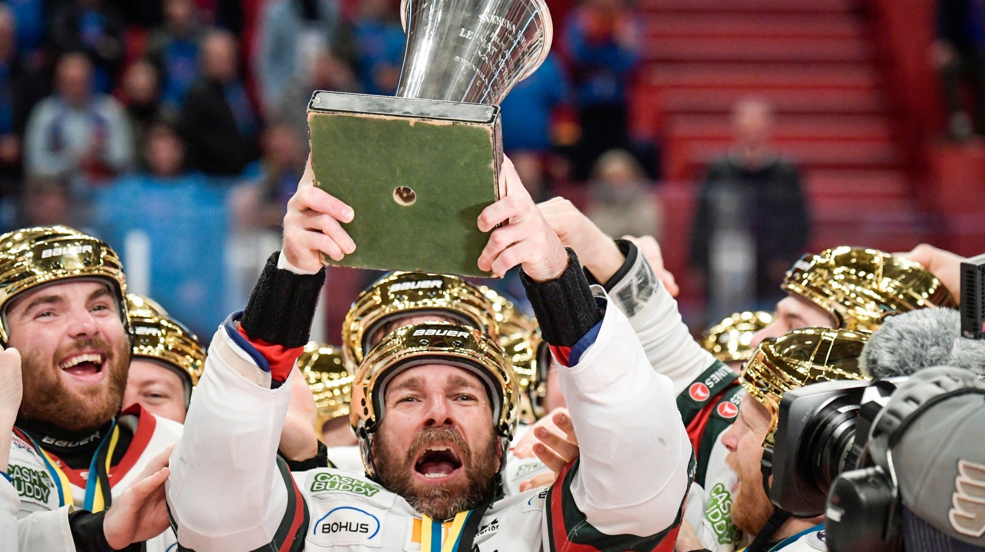 Frölundas lagkapten Joel Lundqvist lyfter Le Mat-bucklan i Globen efter 6–2-segern mot Djurgården i den sjätte och sista finalmatchen.