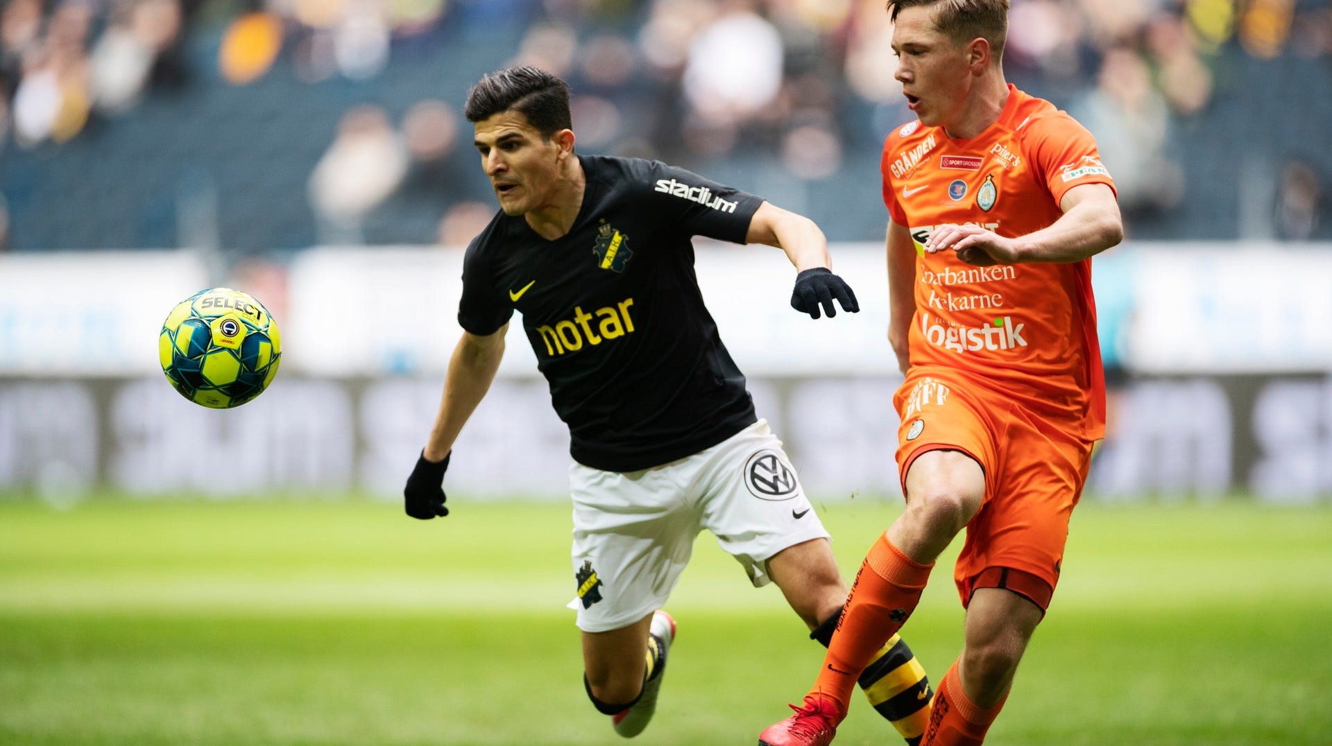 AIK:s Tarik Elyounoussi i kamp om bollen med Gustav Jarl i AFC Eskilstuna.