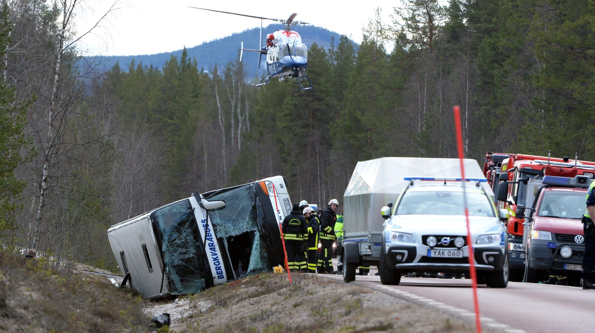 Tre ungdomar miste livet när bussen välte.