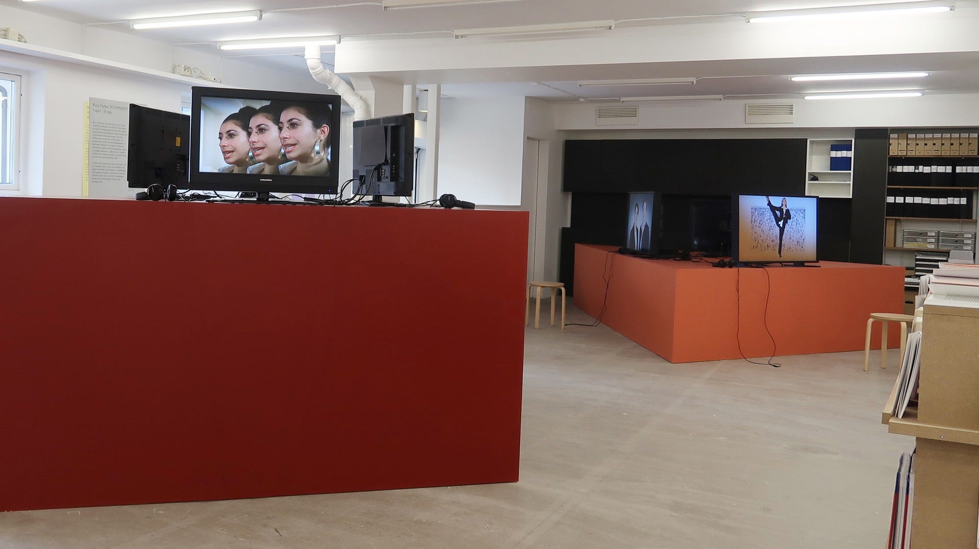 Installationsbild från Roxy Farhats utställning på Index