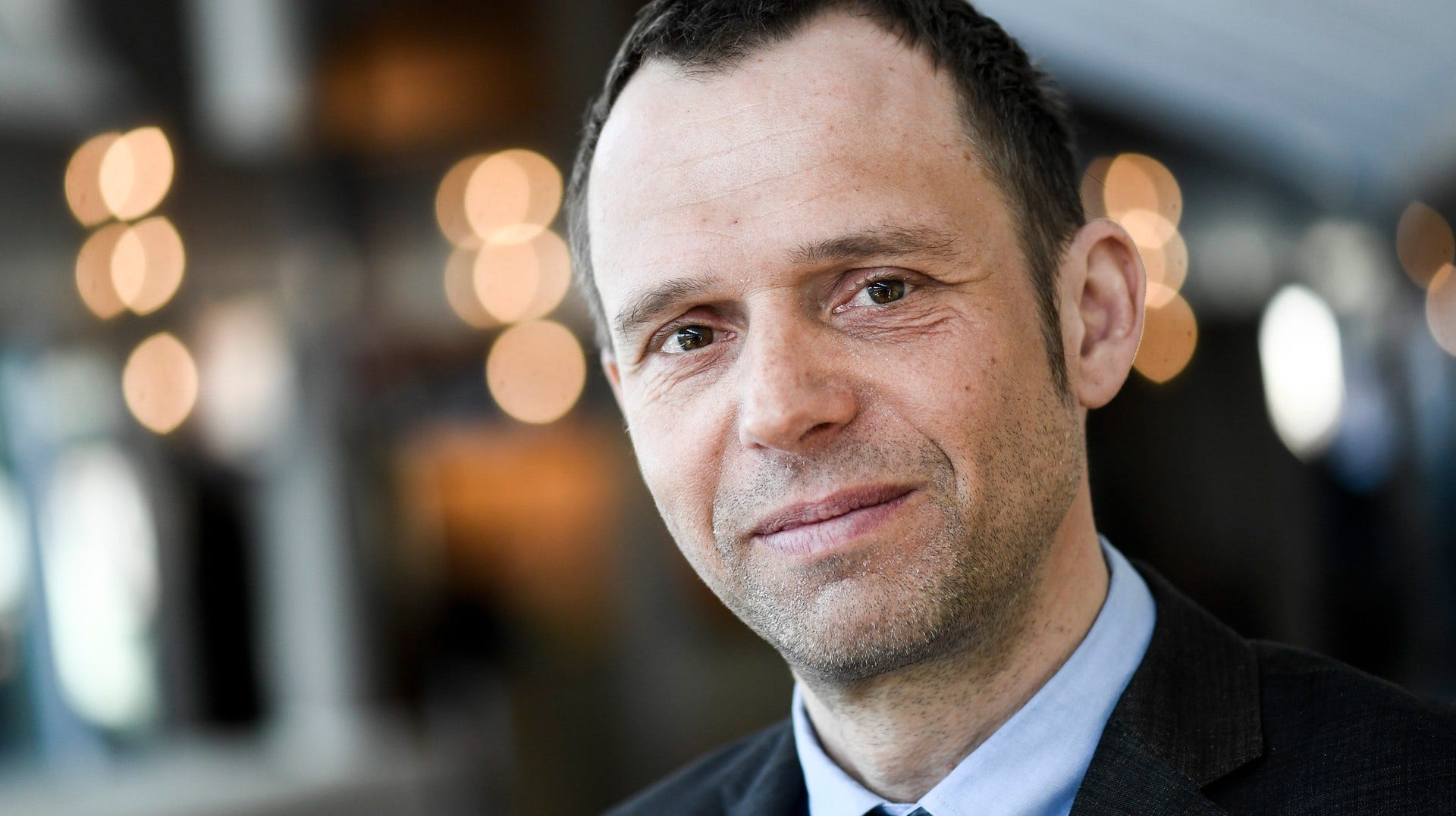 Jens Holm är riksdagsledamot för V.
