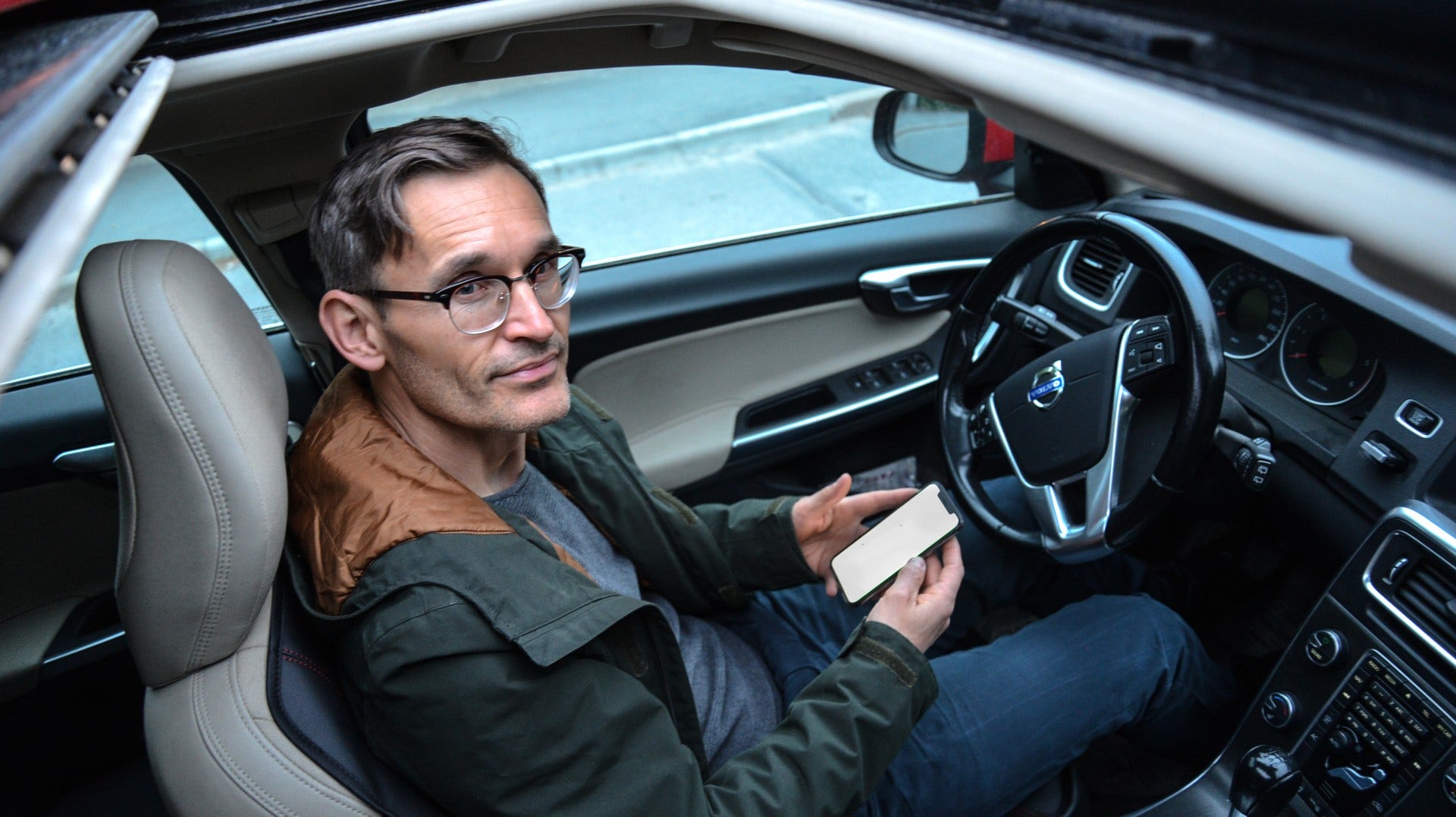 Volvokörande professorn Pontus Johnson använder själv vissa funktioner i Volvos uppkopplingstjänst Volvo on call. I sitt arbete ser han samtidigt risker med sårbara datorsystem i våra moderna bilar.