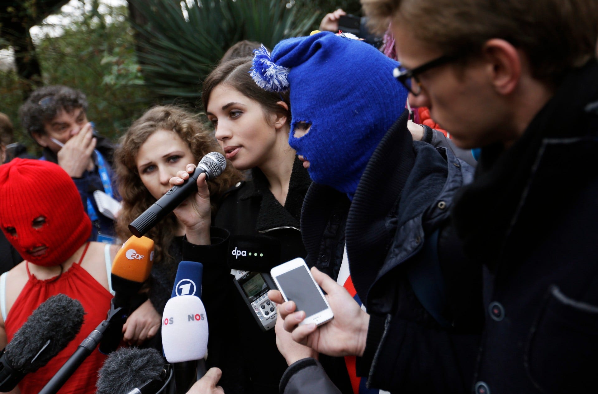Nadja Tolokonnikova håller en presskonferens i februari 2014 i samband med vinter-OS i Sotji.