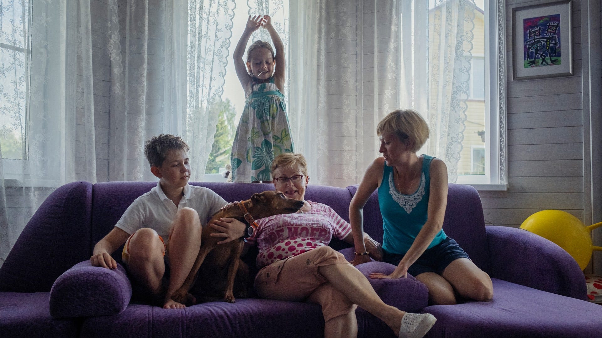 Tre generationer: Stepan, Zjenja, mormor Natalja Petrykina och mamma Jekaterina Filatova. Och hunden Berta.