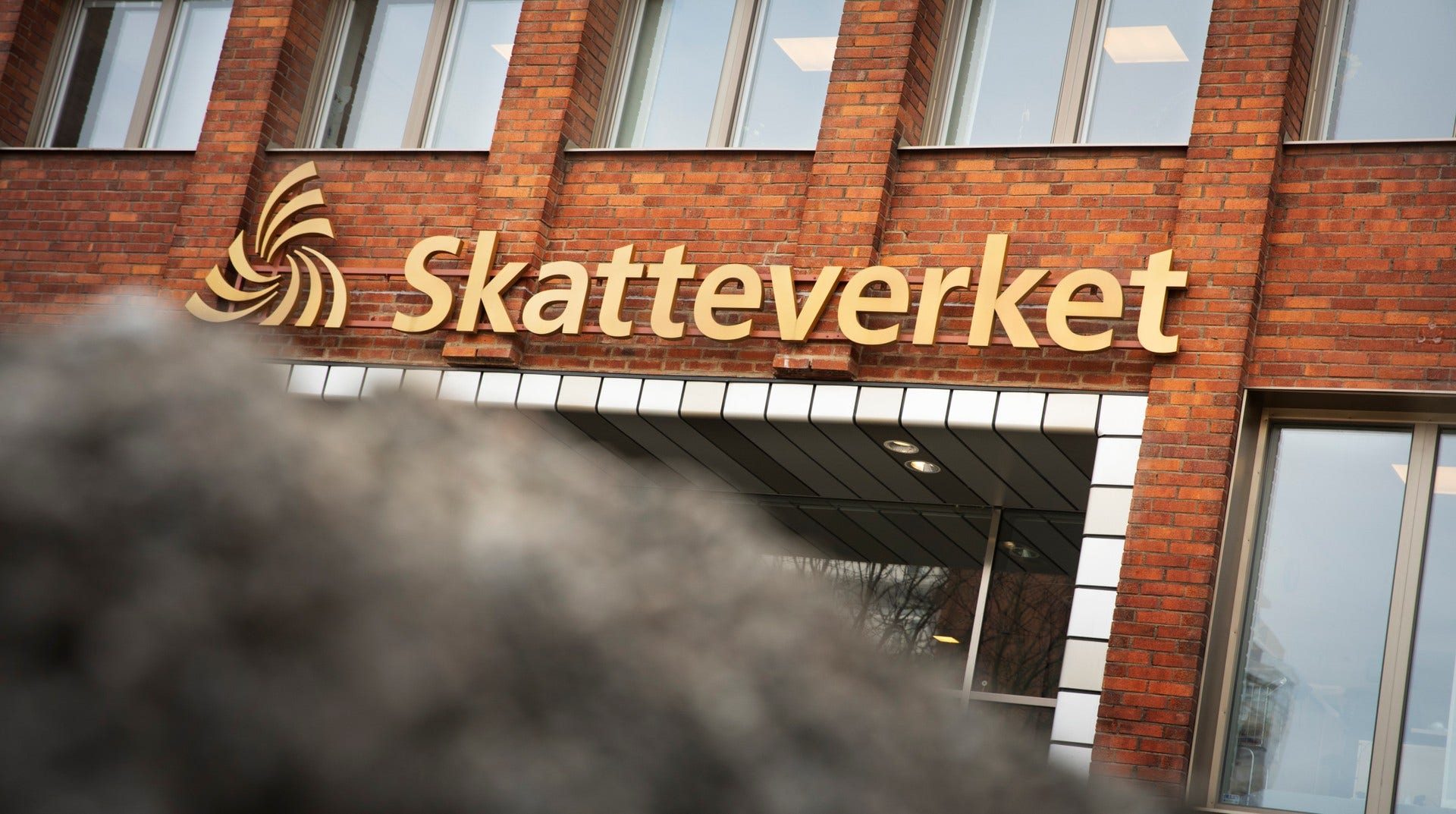 När Skatteverket anlitade sommarjobbare till en avdelning i Göteborg var fyra av fem av dem som fick jobben också barn till anställda på samma kontor. På bilden är Skatteverkets huvudkontor i Solna där den enda jobbannonsen sattes upp.