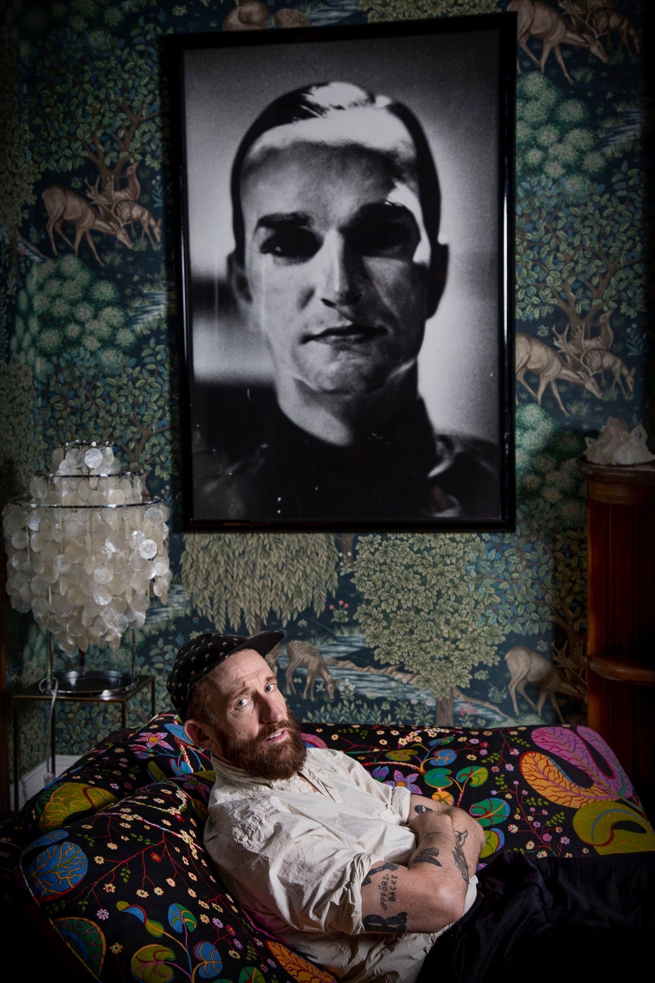 Hemma hos Sveriges mest framgångsrika tv-regissör just nu. Florian Schneider i Kraftwerk (porträtterad av Anton Corbijn) samsas med Josef Franks och William Morris mönster. Foto: Pontus Höök