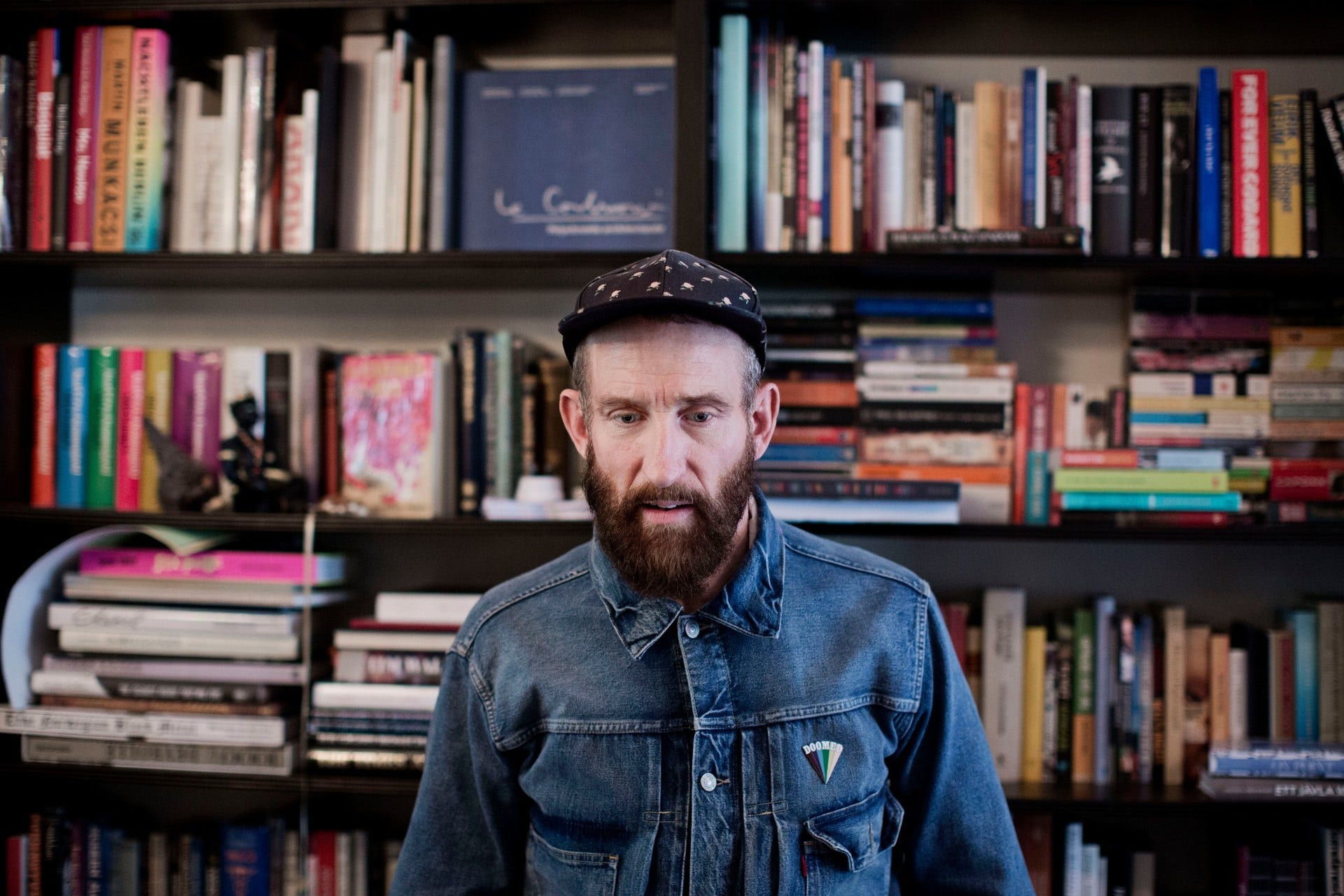 Johan Renck framför bokhyllan i hans hem i Brooklyn. Foto: Pontus Höök