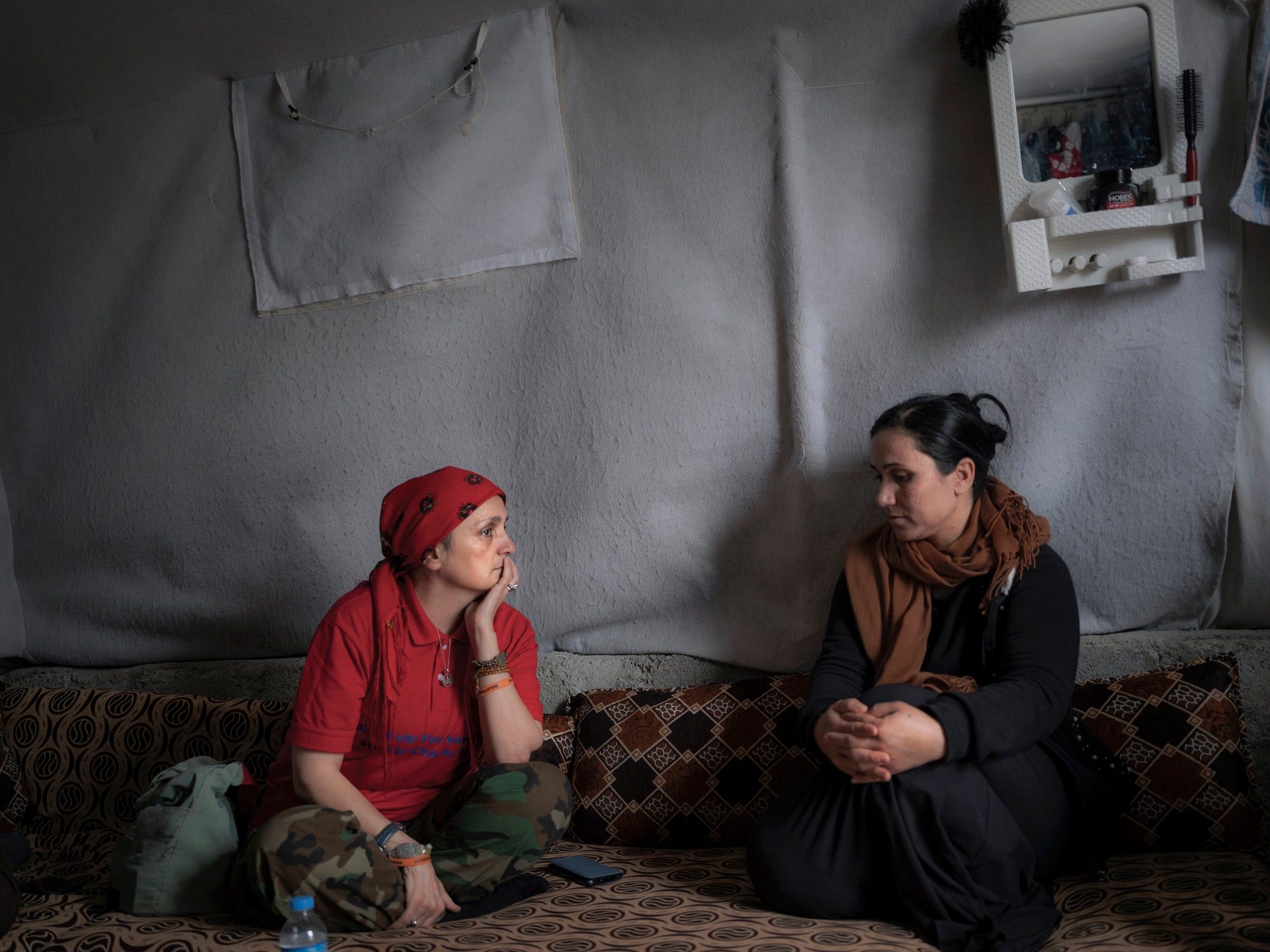 Läkaren Nemam Ghafouri samtalar med en yazidisk kvinna som nyligen befriats från IS. Nemam Ghafouri provoceras av att hennes hemland Sverige inte gjorde mer för att stoppa svenskar från att ansluta sig till terrorgruppen och delta i folkmordet på yazidier.