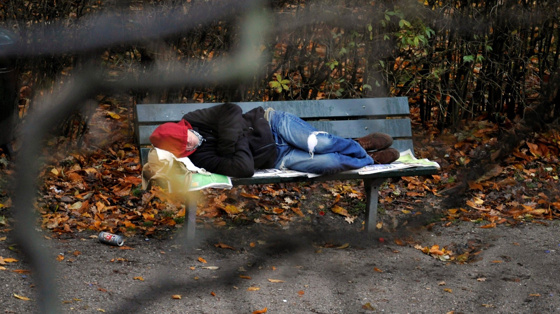 Ju längre en person befinner sig i hemlöshet desto större är risken att olika personliga problem tar överhanden och förhållanden av strukturell natur hamnar i bakgrunden, skriver artikelförfattarna.