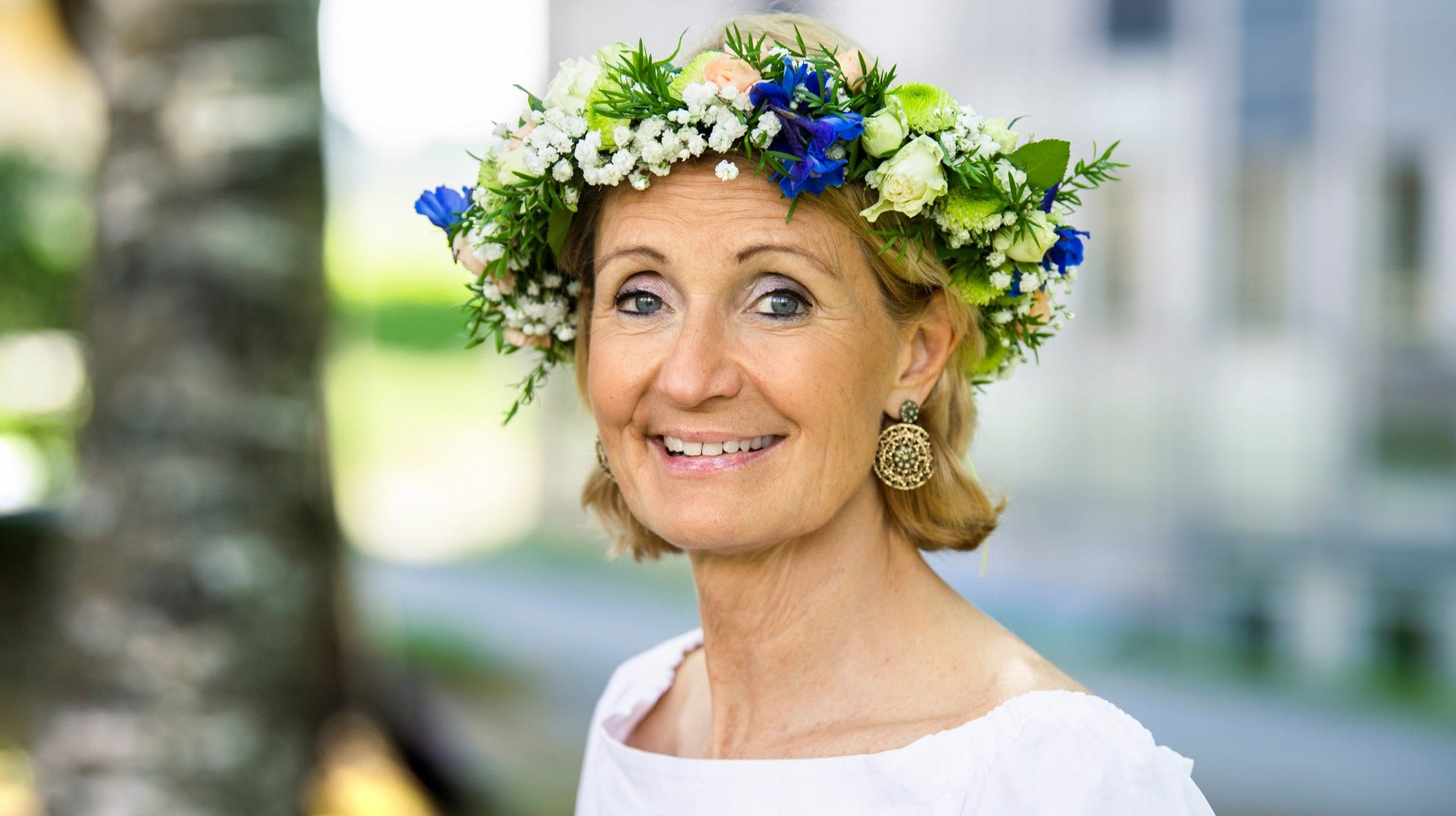 Bibi Rödöö som arbetat med det populära radioprogrammet ”Sommar i P1” under drygt 20 år skrev i svaret på insändaren att textning och hörseltolkning ligger ”något vid sidan av vårt uppdrag med fokus på ljudet”.
