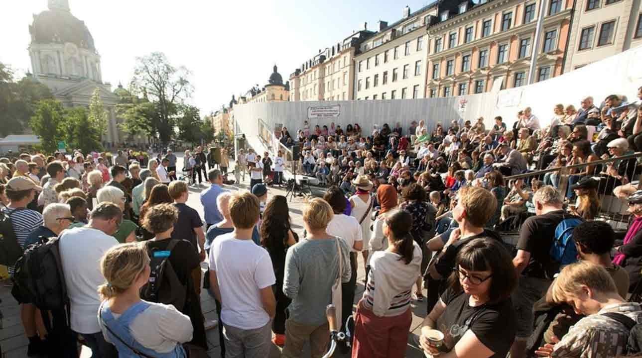 Flera hundra personer samlades på Odenplan för att protestera mot nedläggningen av Internationella biblioteket i Annexet i Odengatsbacken.