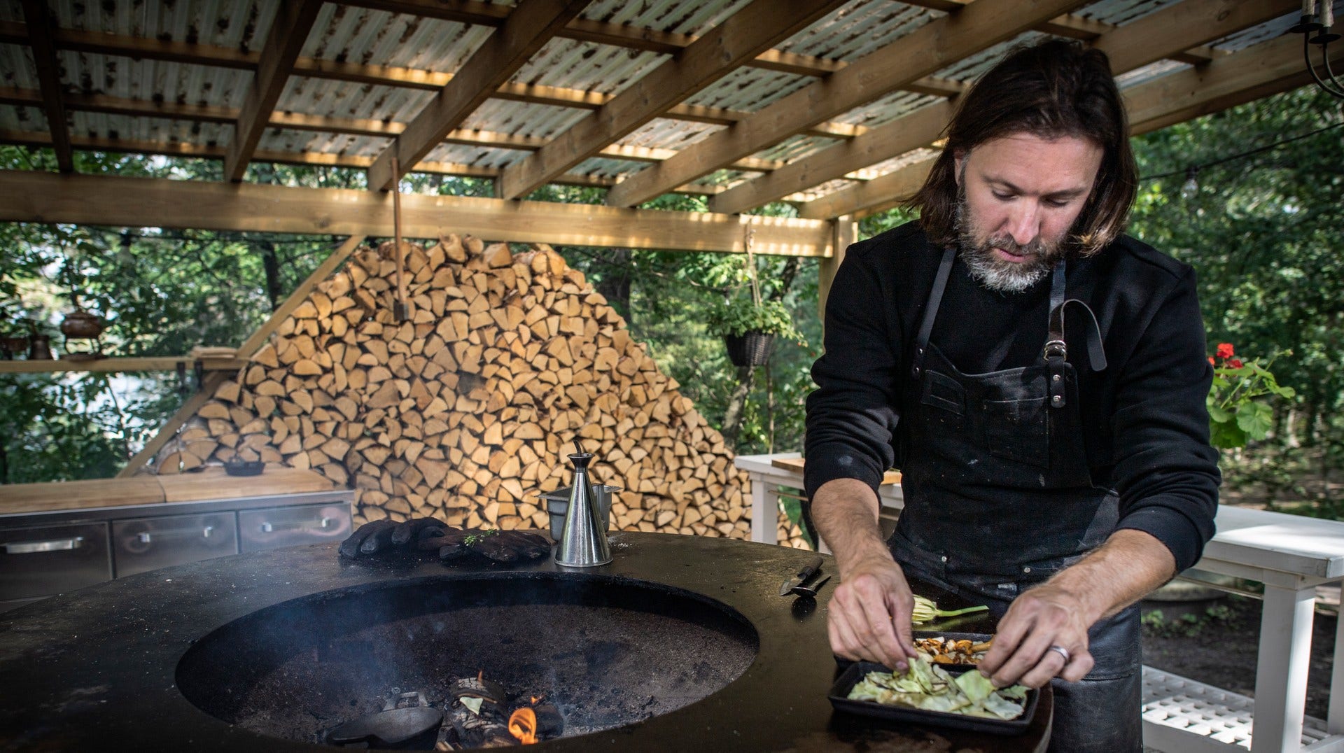 ”Ju närmare du kommer den som har lagat maten desto godare är den. Den bästa matupplevelsen är ju när någon har grillat och gett dig maten i handen”, säger Niklas Ekstedt, som förbereder helgens matfestival på Fjäderholmarna.