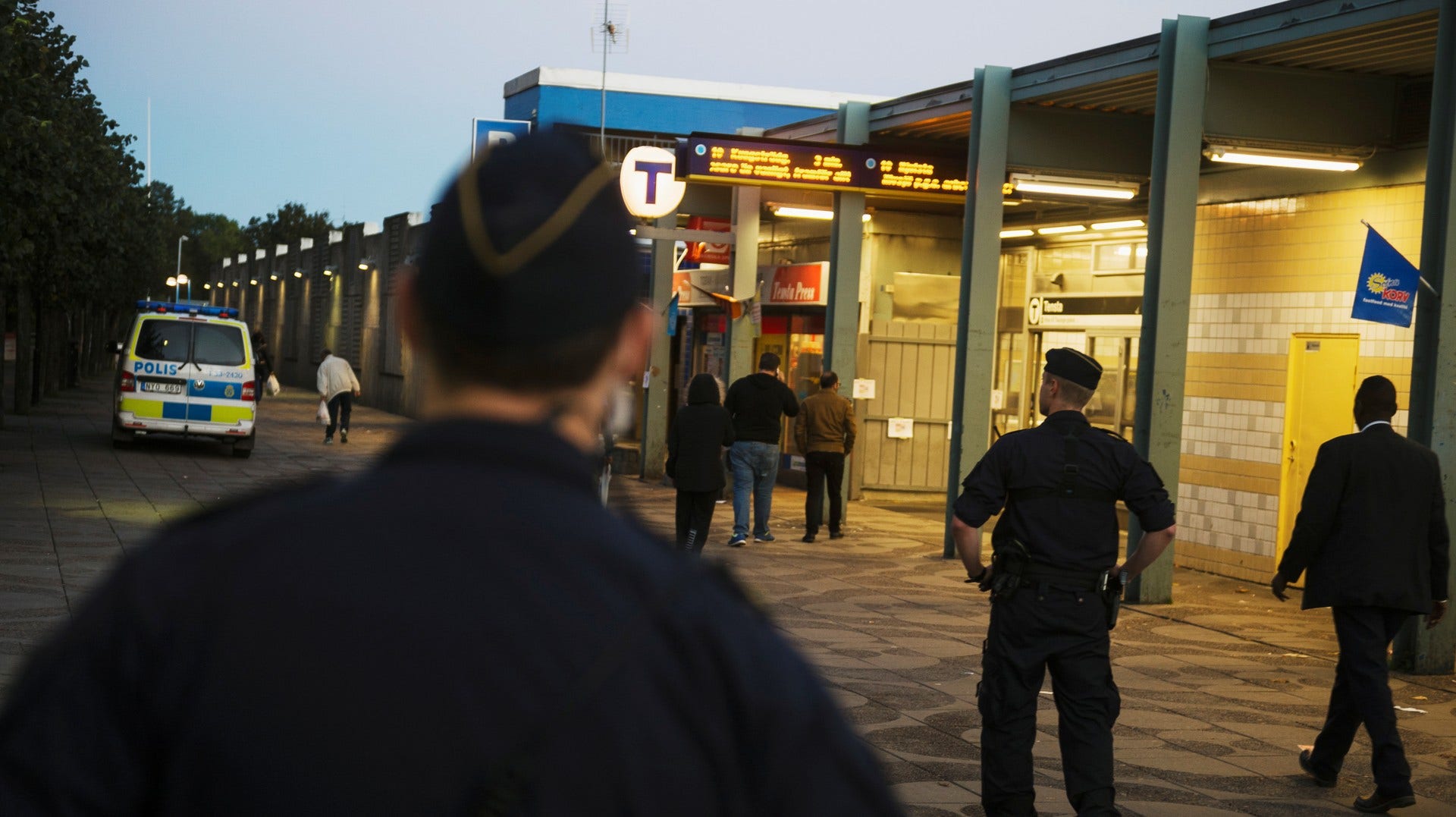Poliser som får som huvuduppdrag att enbart gå in repressivt riskerar att förstöra redan befintliga relationer som lokalt förankrade poliser under lång tid arbetat med att bygga, skriver artikelförfattarna.
