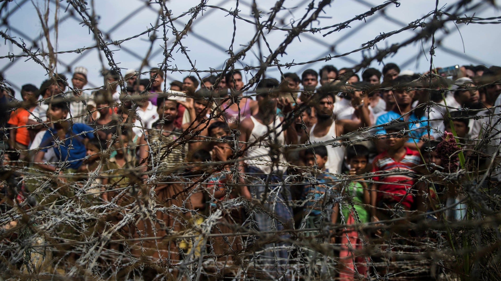 Runt 740.000 rohingyer flydde från förföljelse, övergrepp och nedbrända byar.
