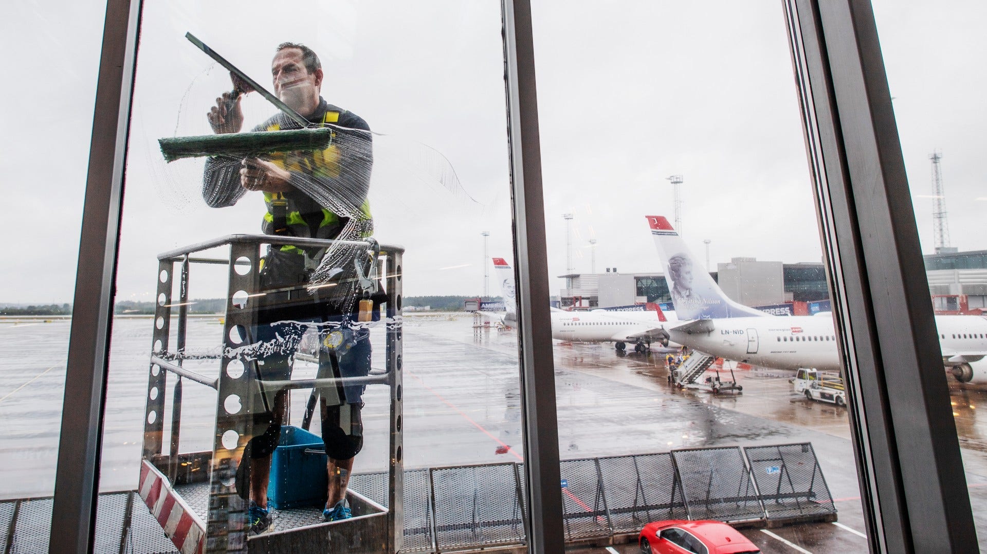 Timmy Eklund arbetar som fönsterputsare på Arlanda. Där har han och hans kollegor 40.000 fönster att ta hand om.