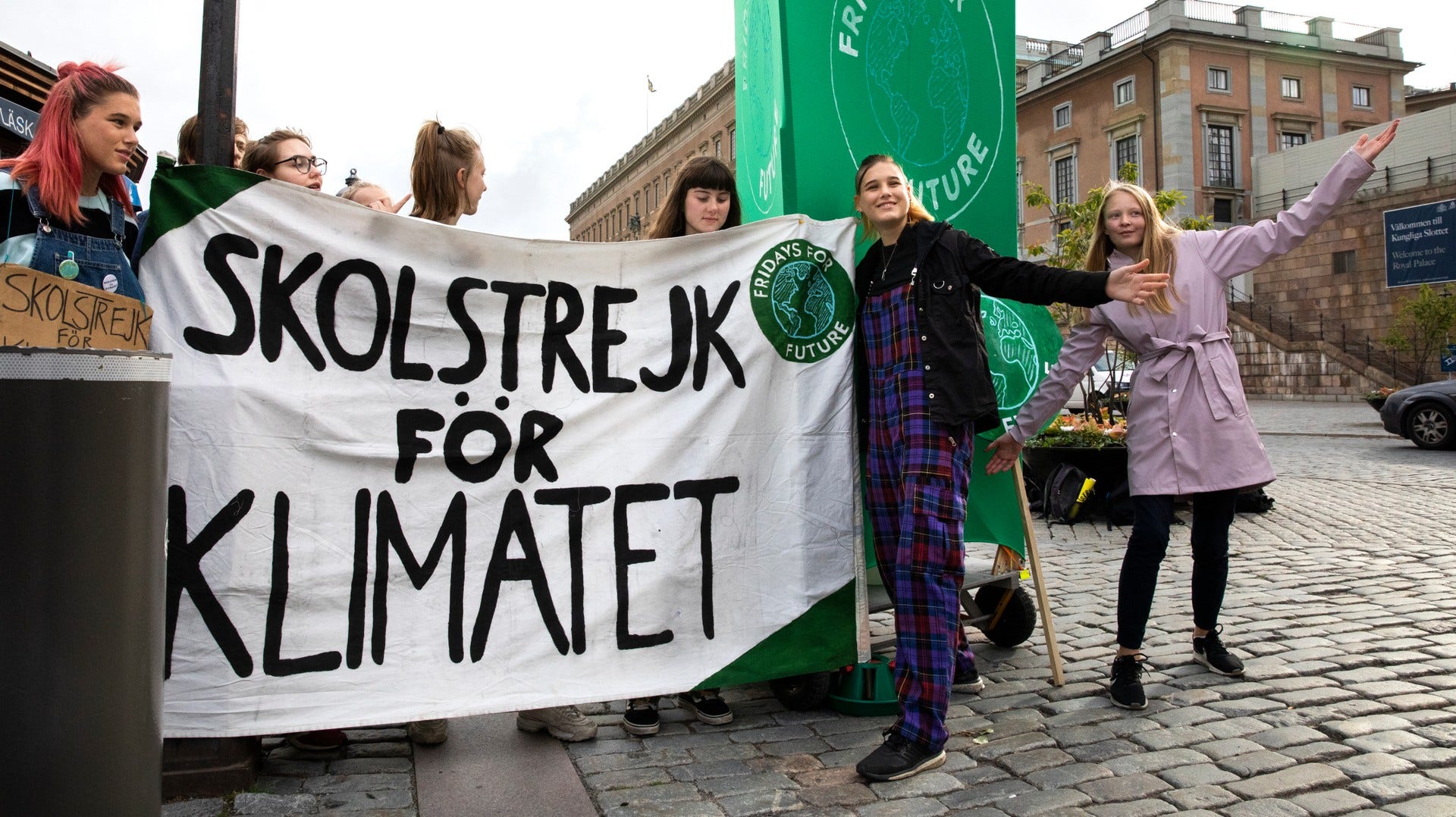 Skolstrejken för klimatet fortsätter på Mynttorget. Gänget som strejkade tillsammans med Greta är kvar och vill nu att även vuxna ska ta sitt ansvar och strejka för klimatet.