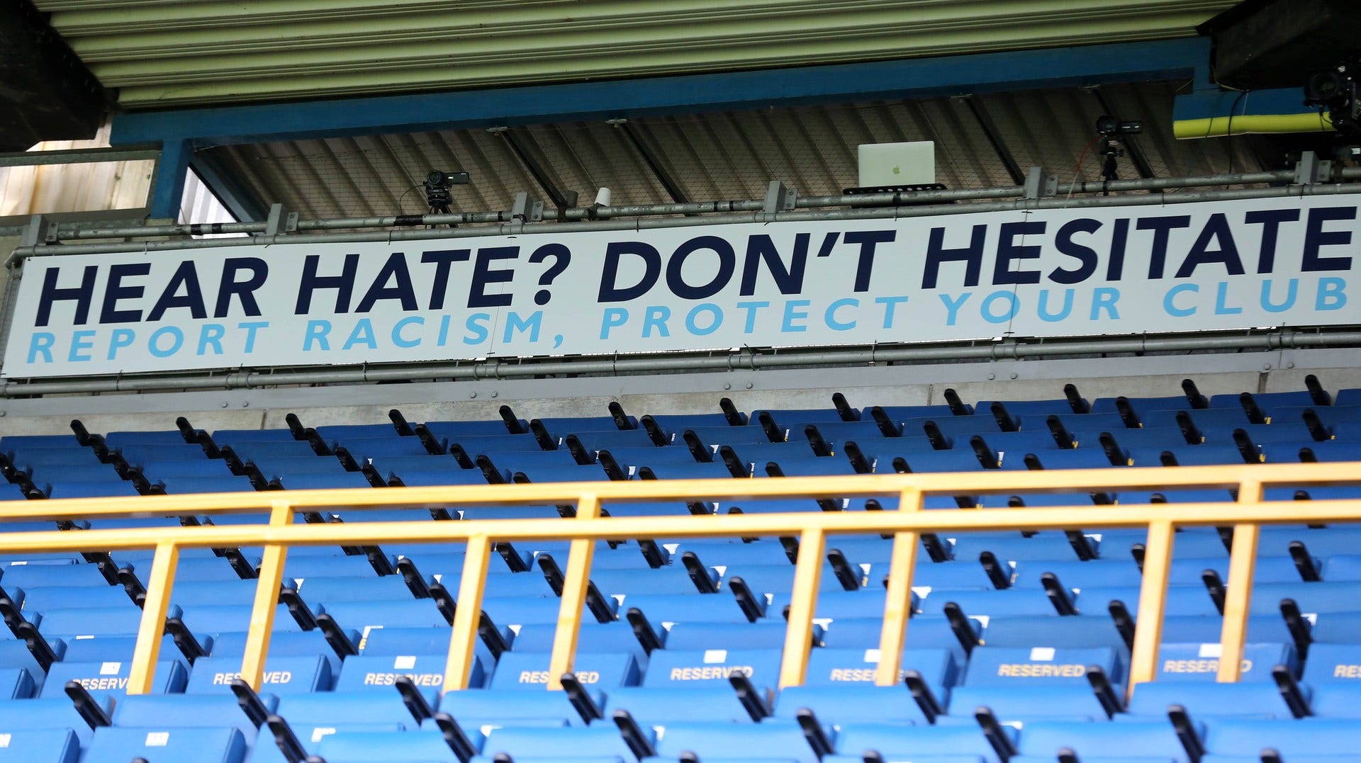 Uppmaning på fotbollsläktare, The Den, London.