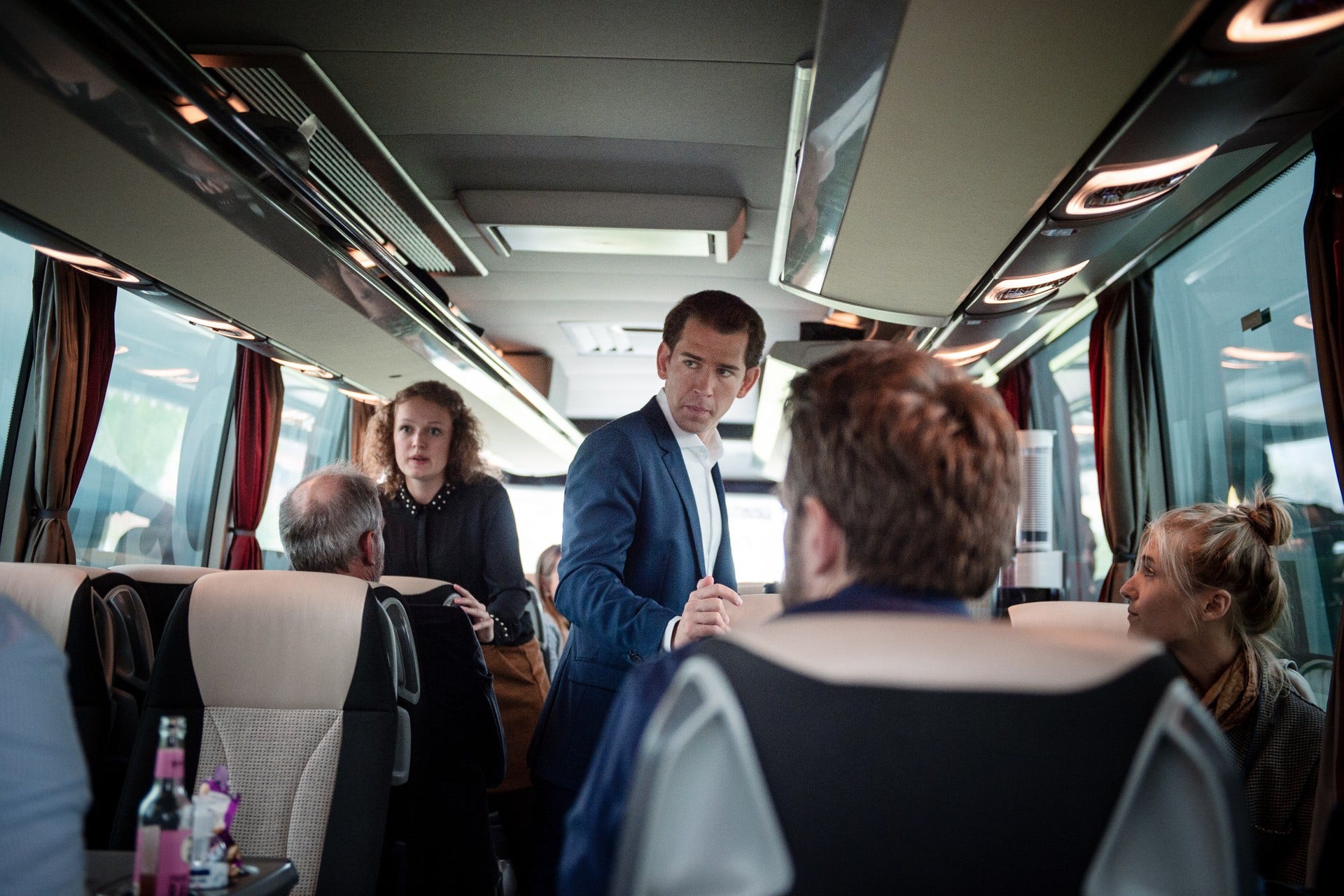 Sebastian Kurz med sitt team på turnébussen på resa genom alperna.