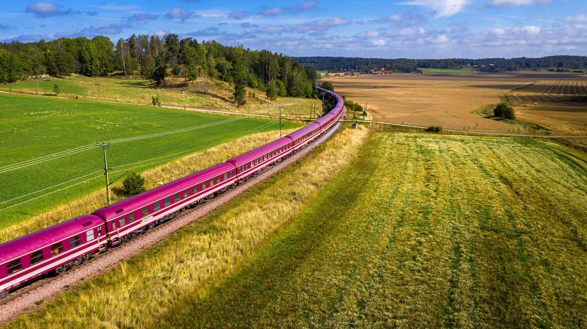 DN-tåget med sina 16 vagnar passerar Tystberga i Sörmland.