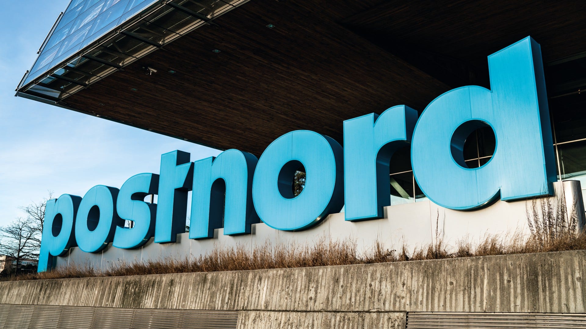 Postnords huvudkontor i Solna – dit man flyttade 2003 från det gamla Centralposthuset i centrala Stockholm. Nu är kontraktet uppsagt från 2016 - efter personalnedskärningar.