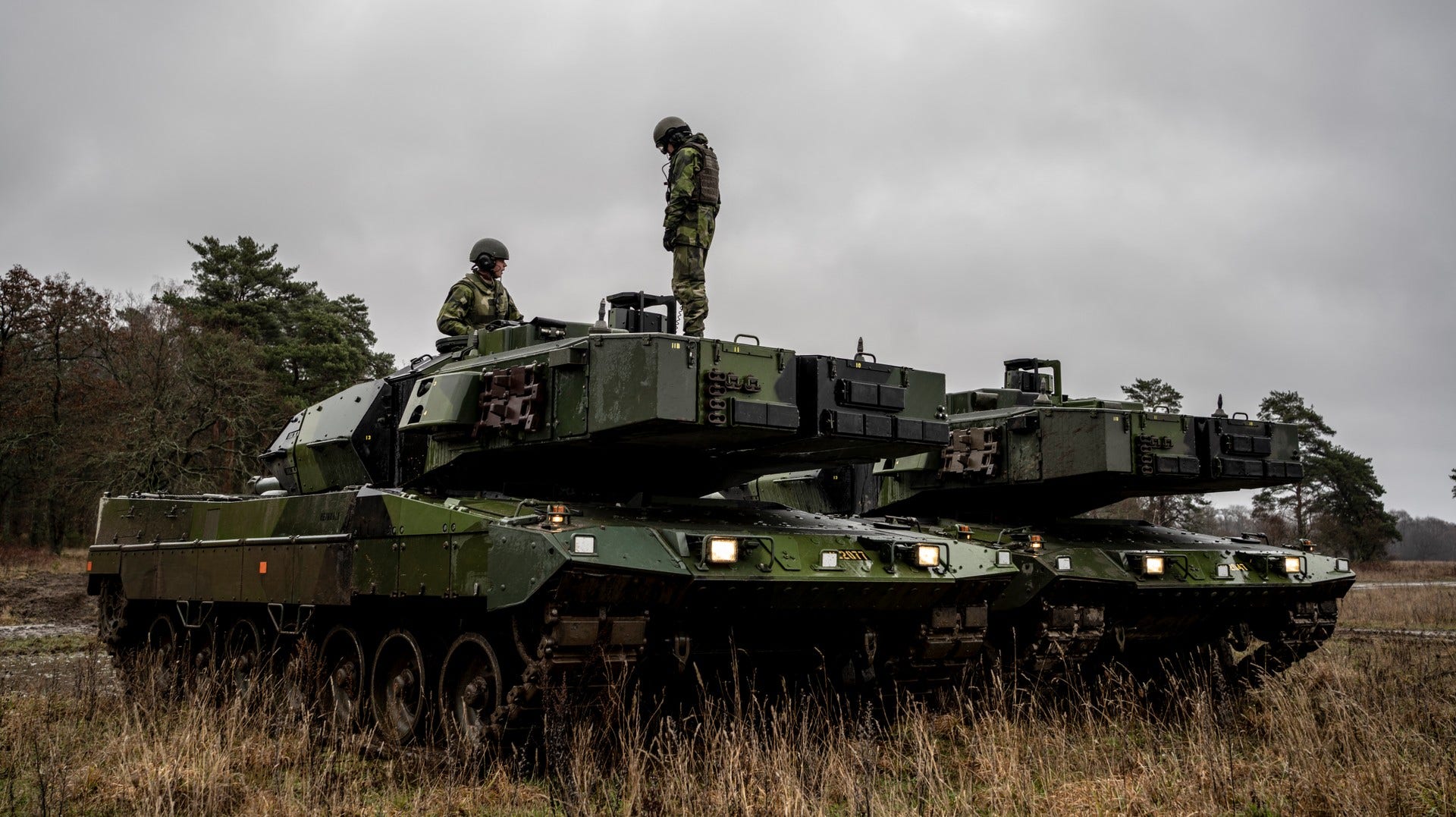Försvarsberedningens förslag att regementet P 7 utanför Lund ska sätta upp en armébrigad kan enligt Förvarsmakten inte bli verklighet förrän efter 2030. På bilden soldater och stridsvagnar från P 7 på Revingehed.