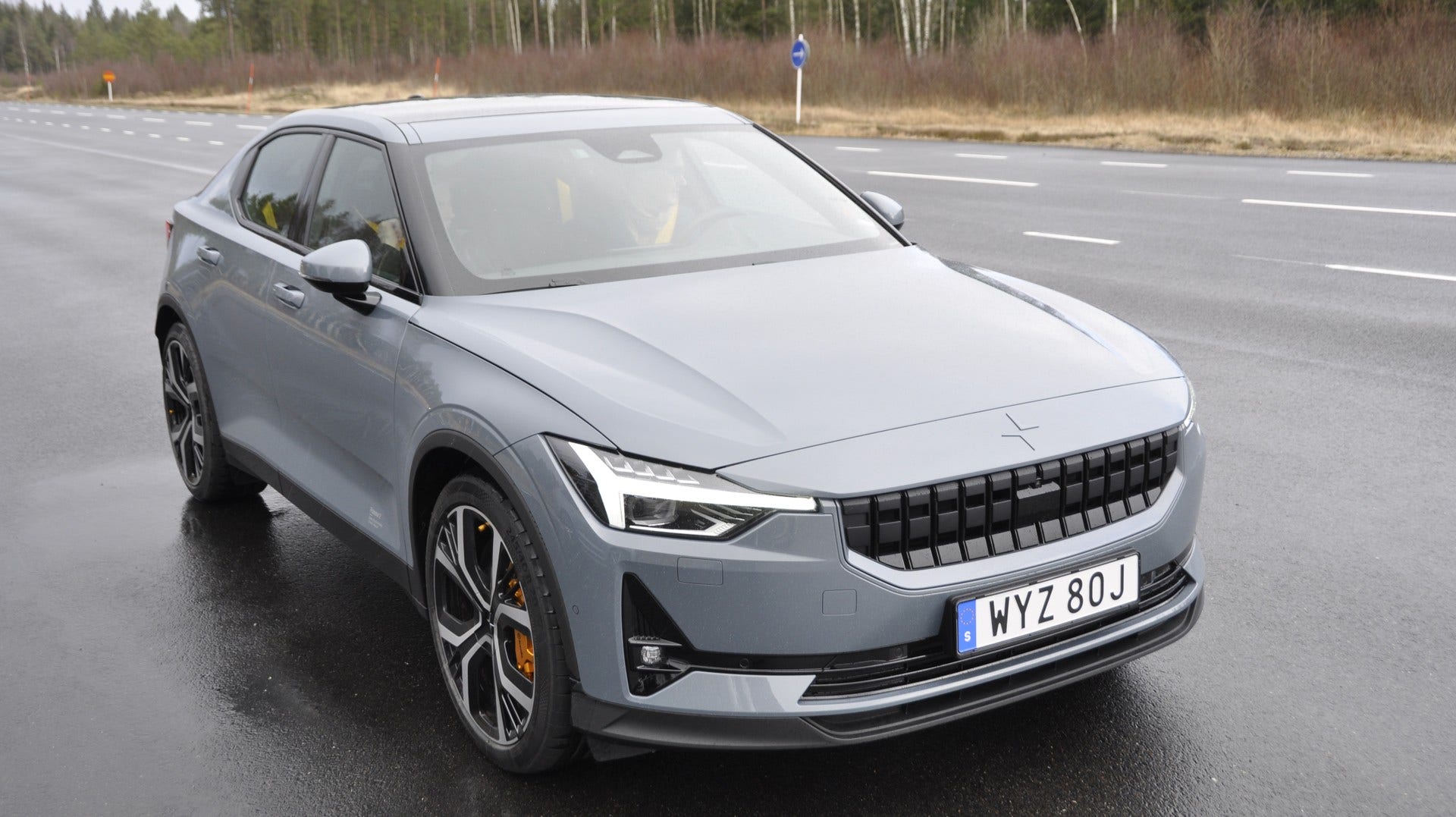 Polestar 2 på väg ut för testkörning.
