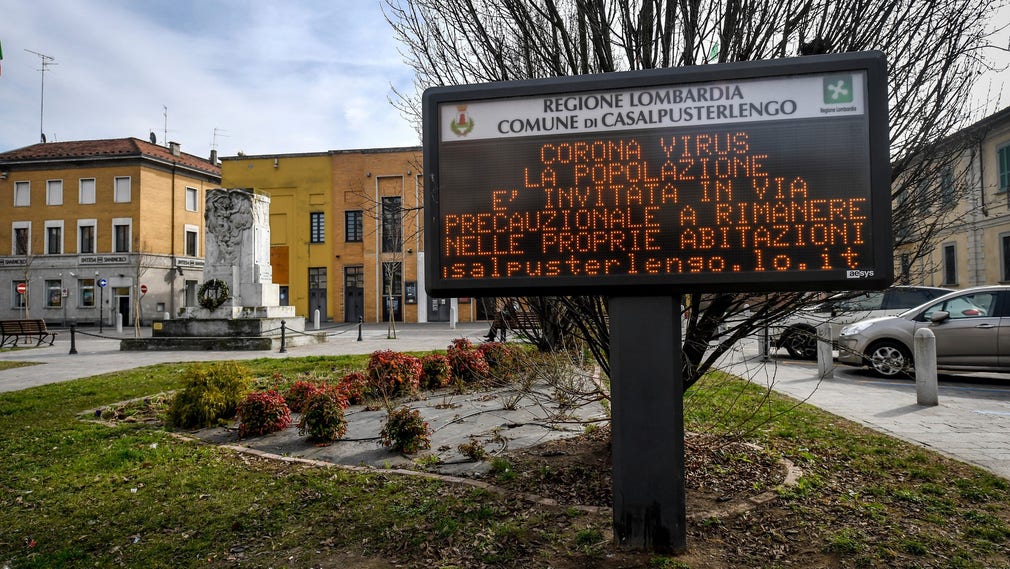 En skylt i Casalpusterlengo manar befolkningen att hålla sig hemma på grund av coronaviruset. Staden ligger i Lombardiet, den värst drabbade regionen i Italien.