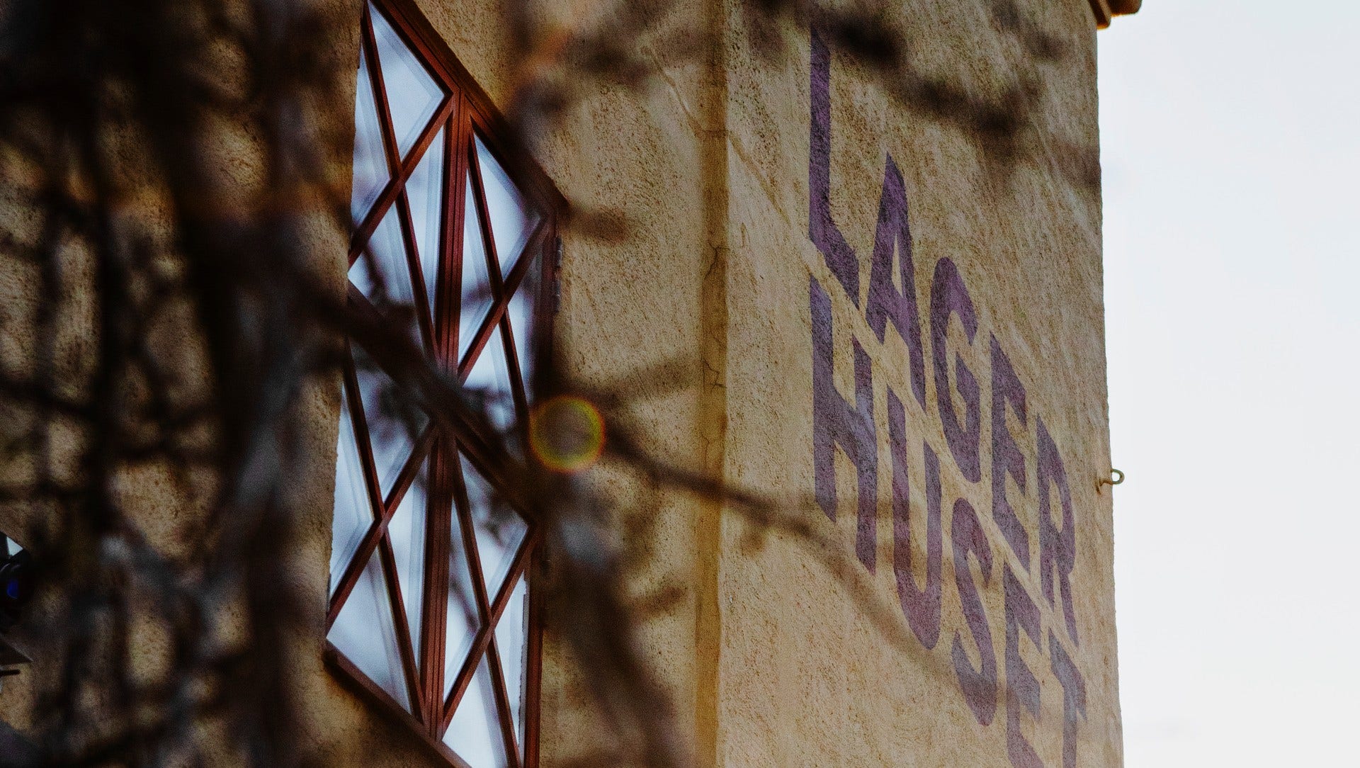 Lagerhuset byggdes som ett frilager och stod klart 1920, men är sedan 20 år tillbaka ett göteborgskt kulturhus.